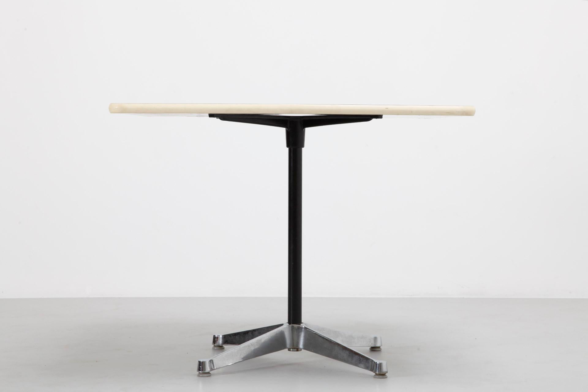 Herman Miller Weißer Beistelltisch oder Esstisch mit quadratischer Platte, 1970er Jahre (Amerikanische Klassik) im Angebot