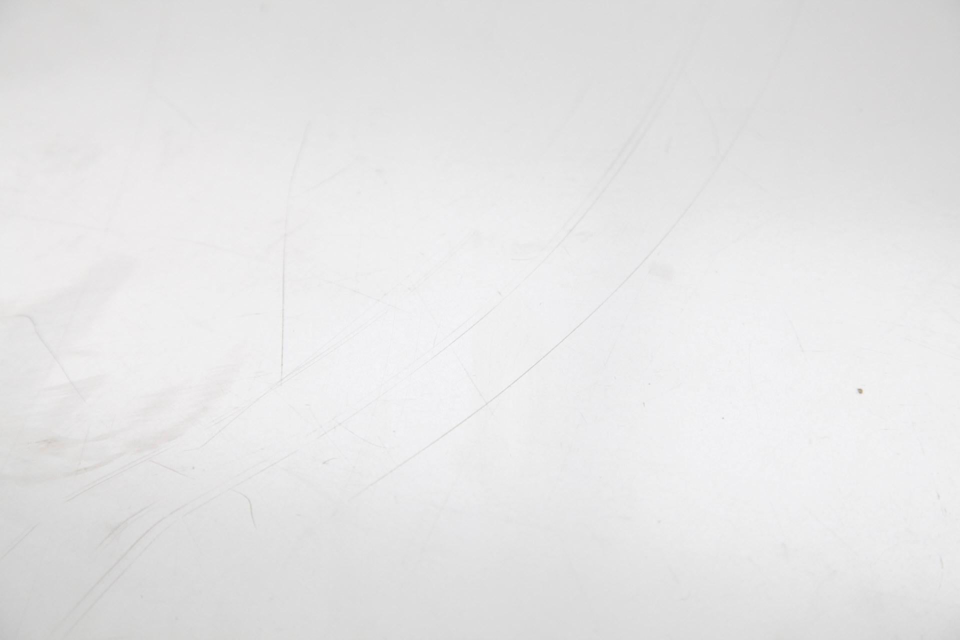 Herman Miller Weißer Beistelltisch oder Esstisch mit quadratischer Platte, 1970er Jahre im Zustand „Gut“ im Angebot in Antwerp, BE