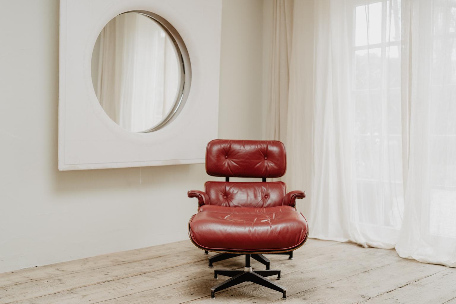 Herman Millr Eames Lounge Chair and Ottoman in Red Leather ...  In Good Condition In Brecht, BE