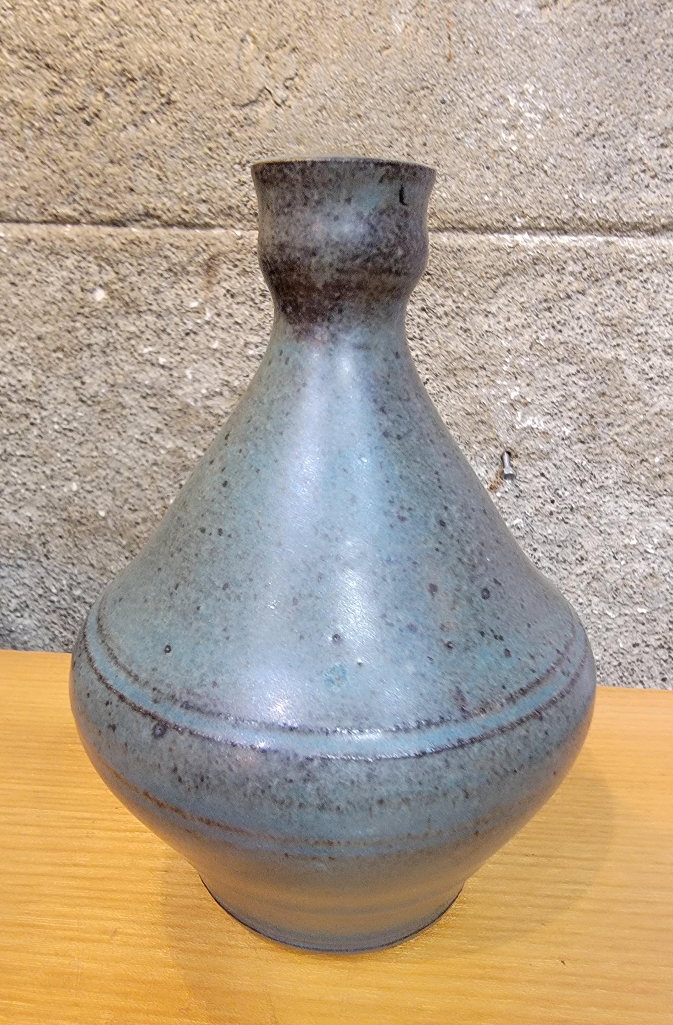 Jarrón de cerámica lanzado a mano por Herman Roderick Volz. California, Circa. 1970's.

6,88 pulgadas de alto.
4,5 pulgadas de diámetro.

HERMAN RODERICK VOLZ

Obras conservadas: Galería Nacional de Arte. Museo de Arte Crystal Bridges. Museo de