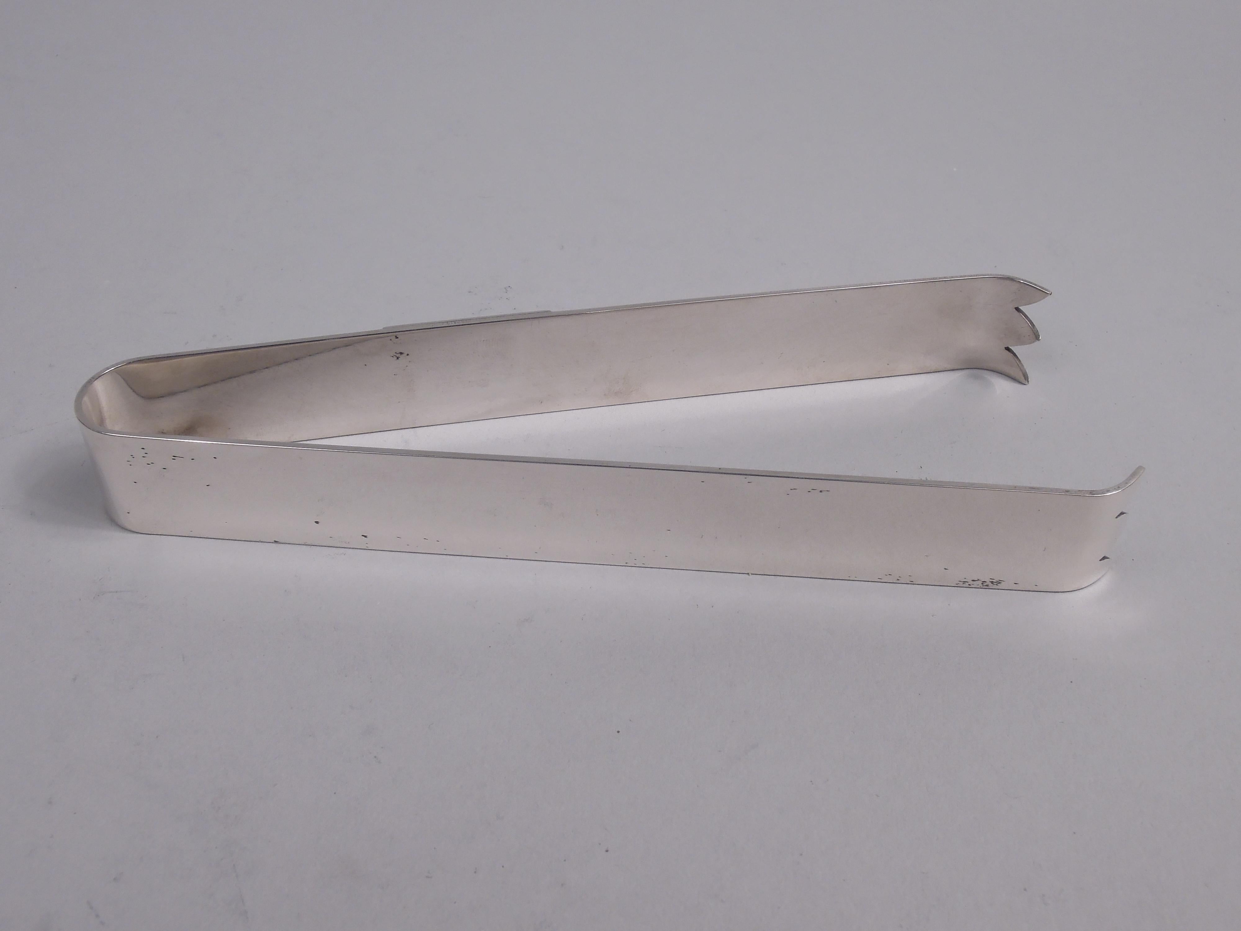 Moderne Eiszange aus Sterlingsilber aus der Jahrhundertmitte. V-Form mit gebogenen und gewellten Backen. Großes appliziertes Monogramm mit einem Buchstaben (K). Gezeichnet 