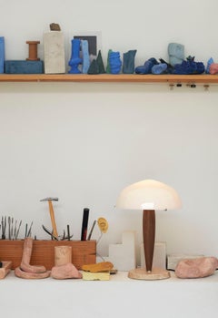 Herman SHY3, verre opale avec Lampe de table en noyer et marbre crème pour &Tradition