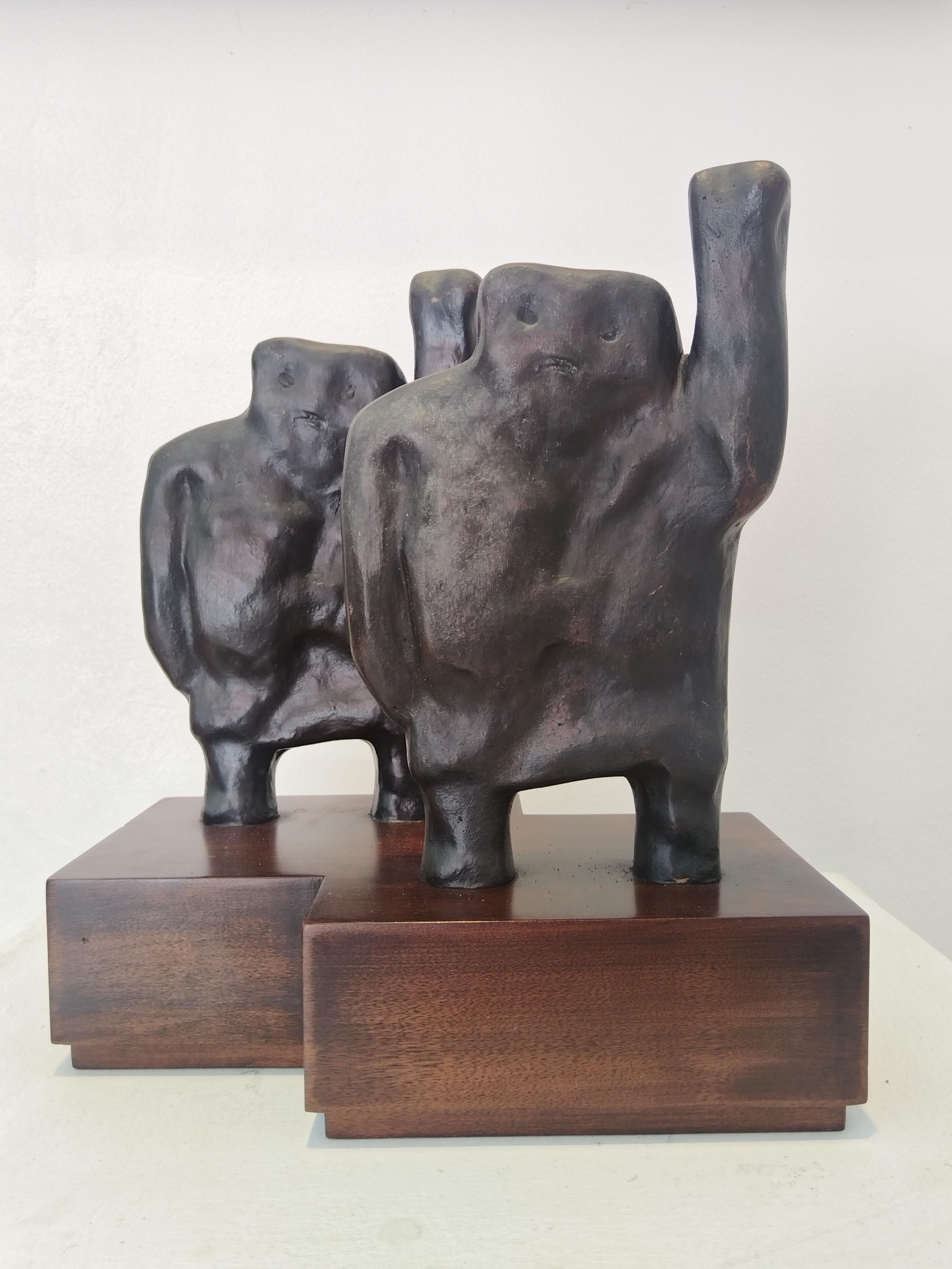 Escultura de bronce de 30 cm de altura sobre base de madera 
