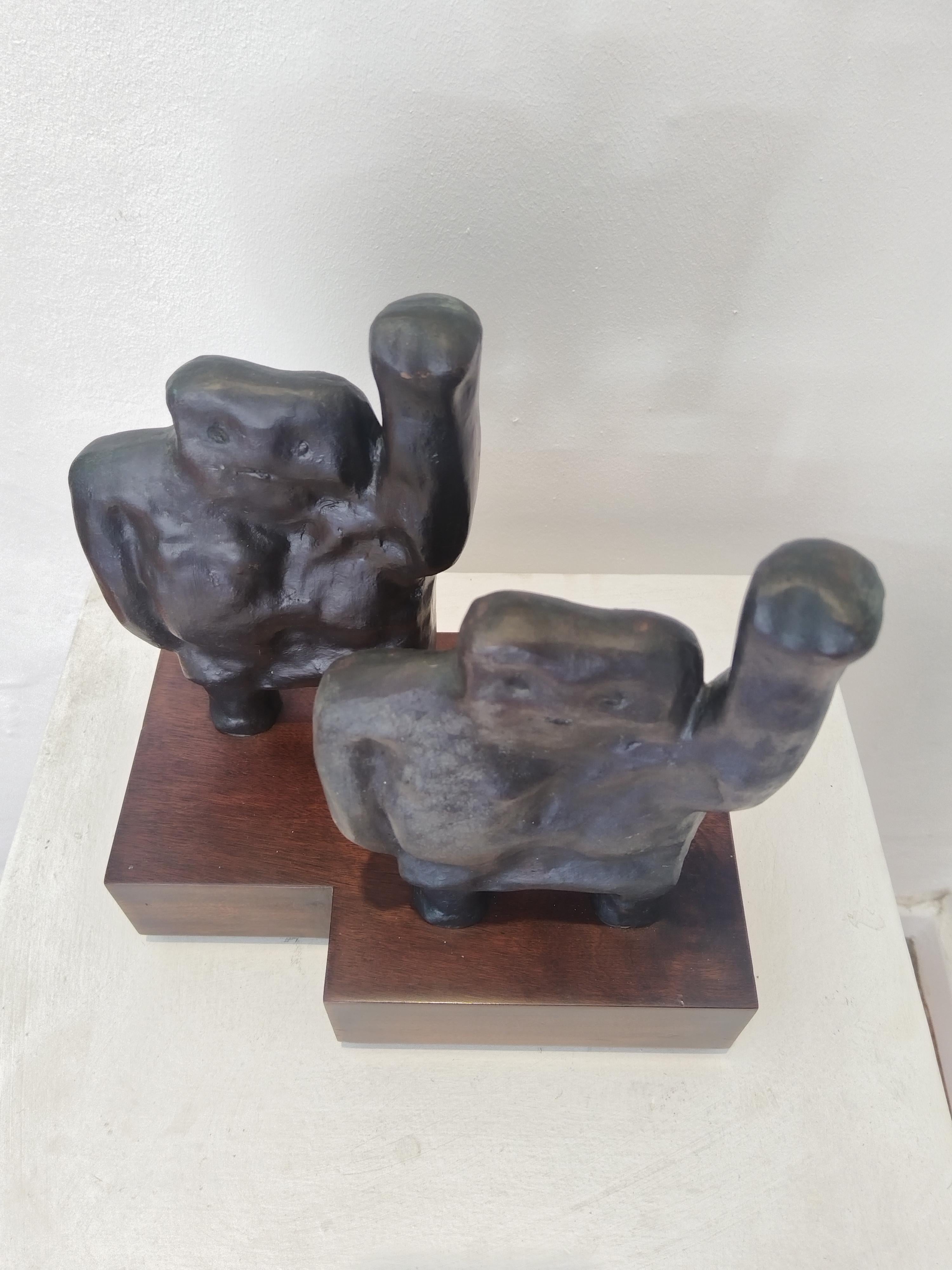 Escultura de bronce de 30 cm de altura sobre base de madera 