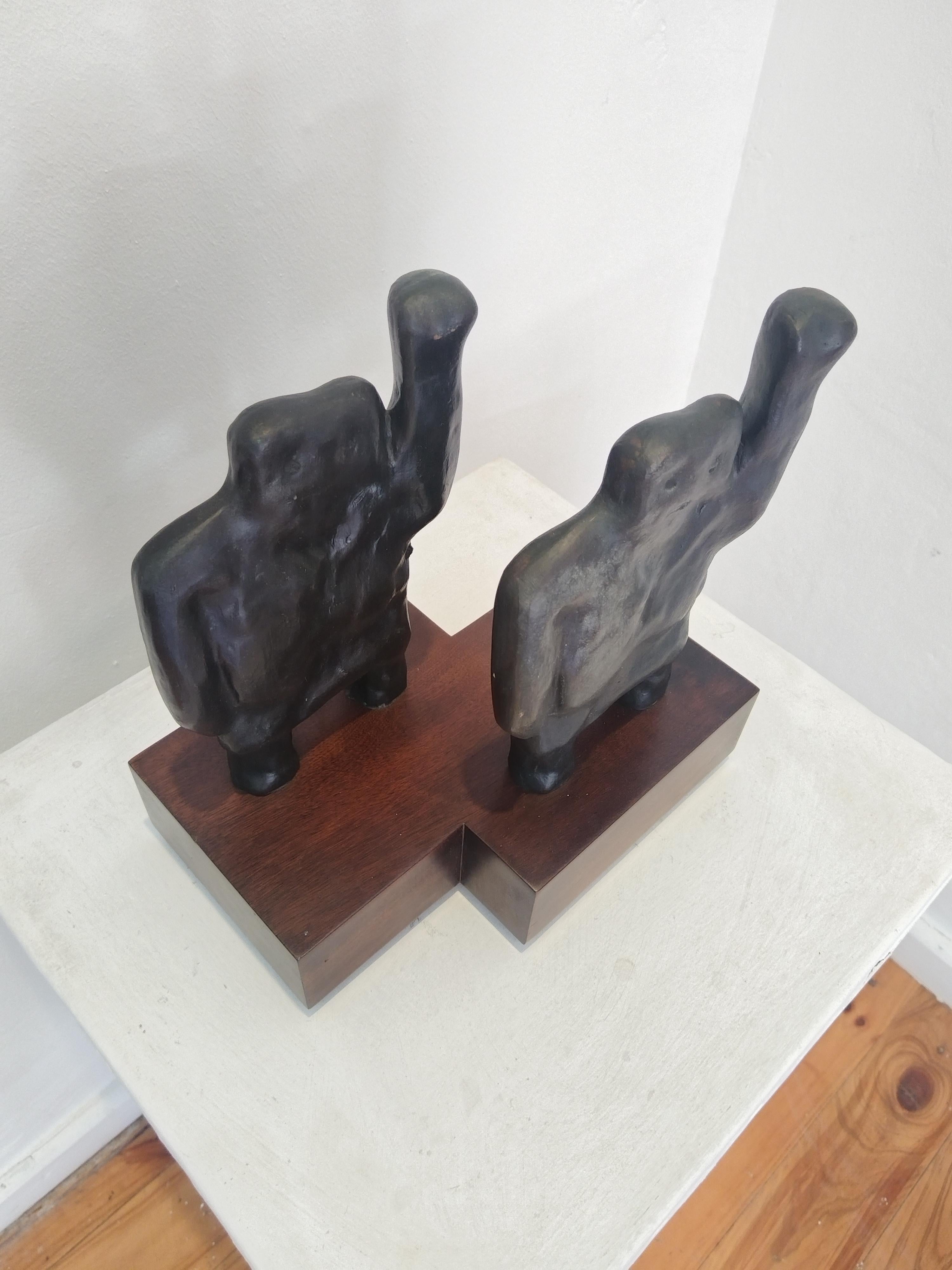 Escultura de bronce de 30 cm de altura sobre base de madera 