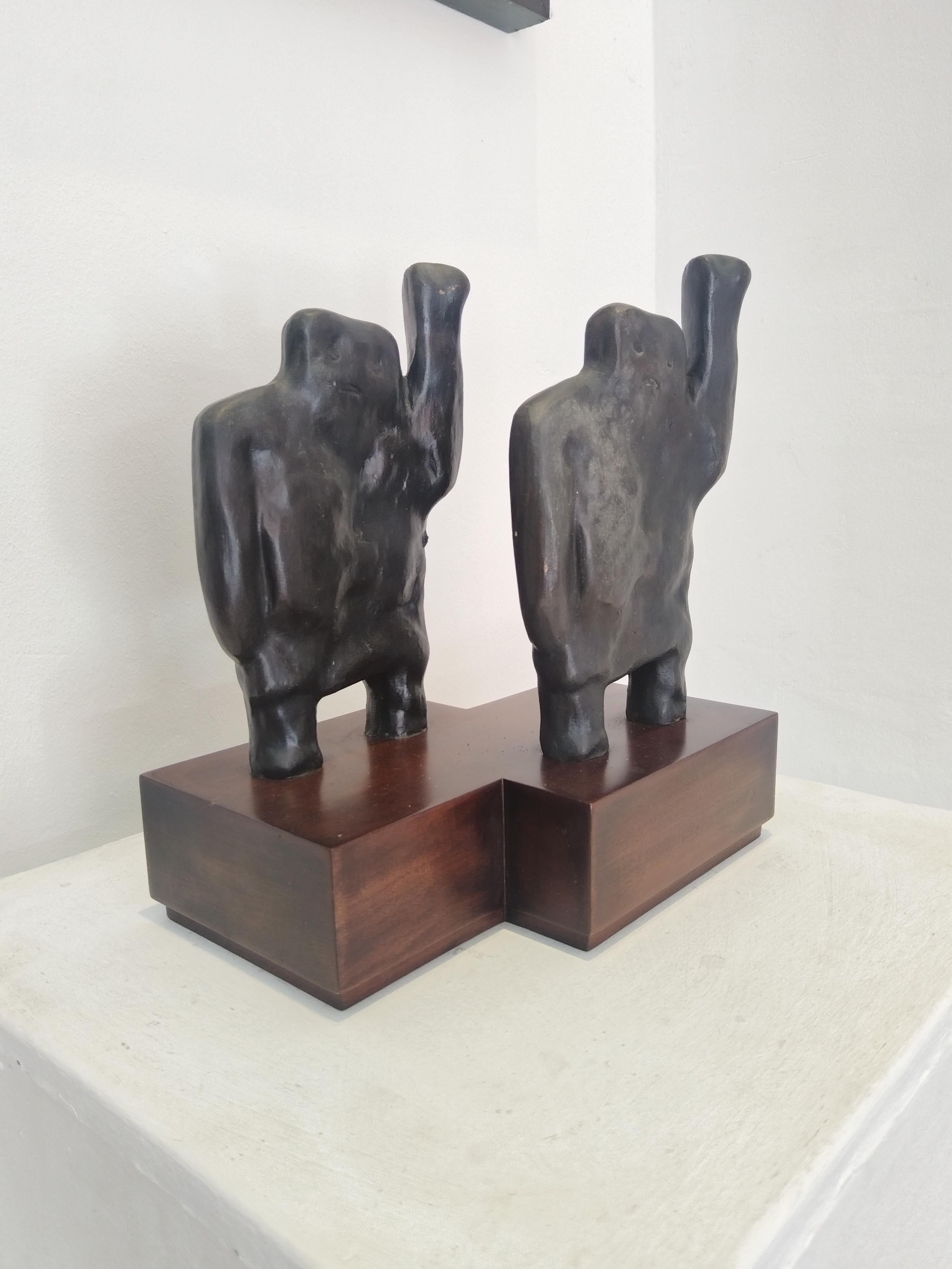 Van Nazareth es una personalidad un tanto recluida y sus esculturas de bronce se centran en formas primordiales e ilusorias. Sus figuras son remotas y poco comunicativas, sugiriendo atemporalidad y soledad. Algo deshumanizados, siguen siendo