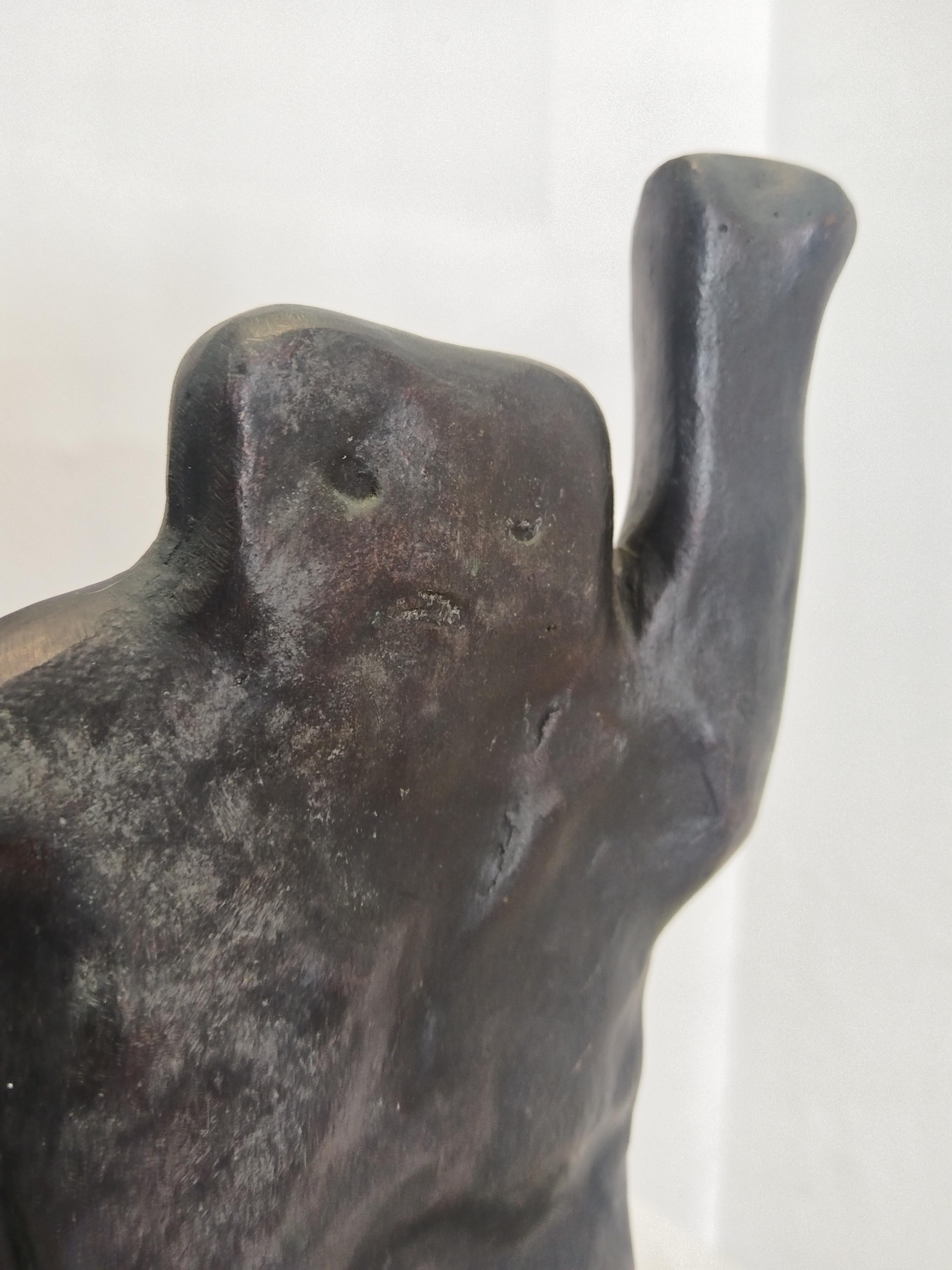 Escultura de bronce de 30 cm de altura sobre base de madera 