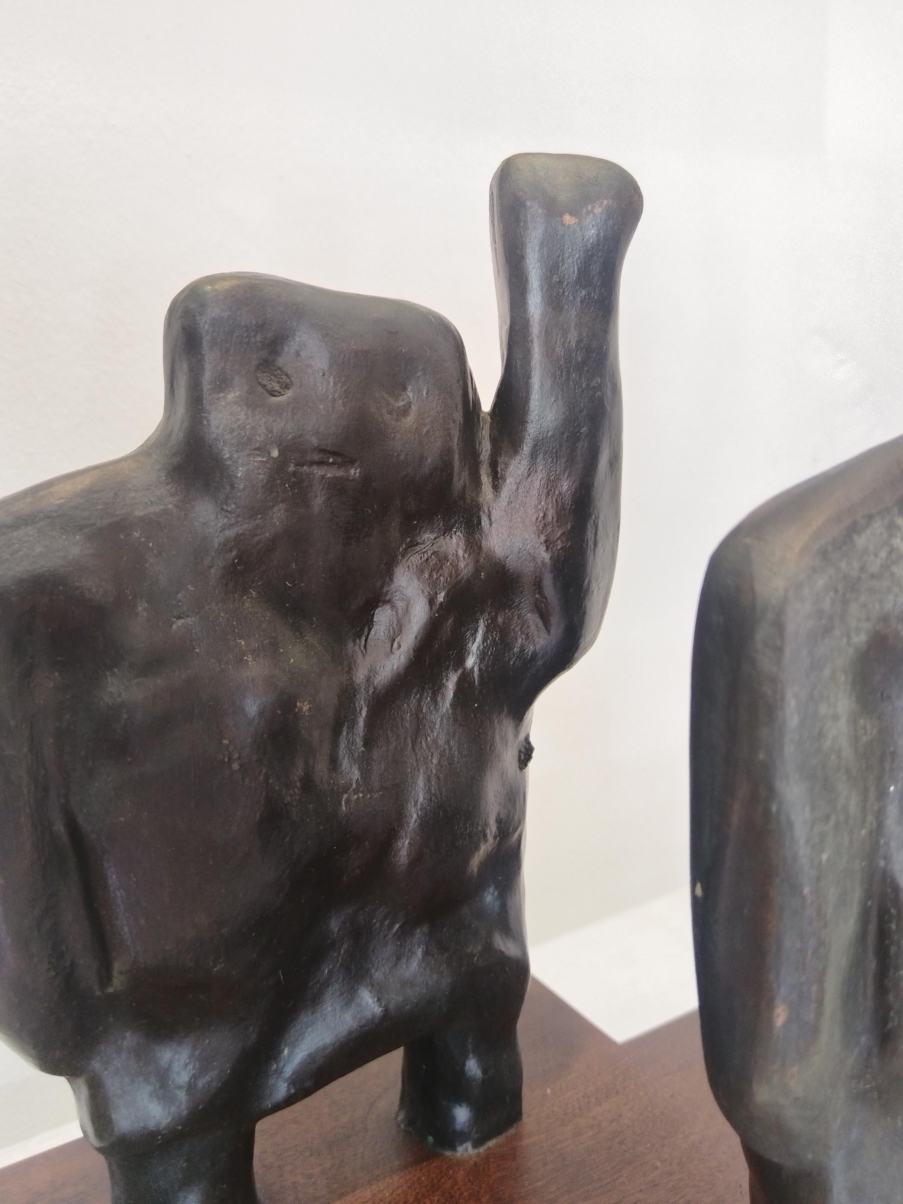 Escultura de bronce de 30 cm de altura sobre base de madera 