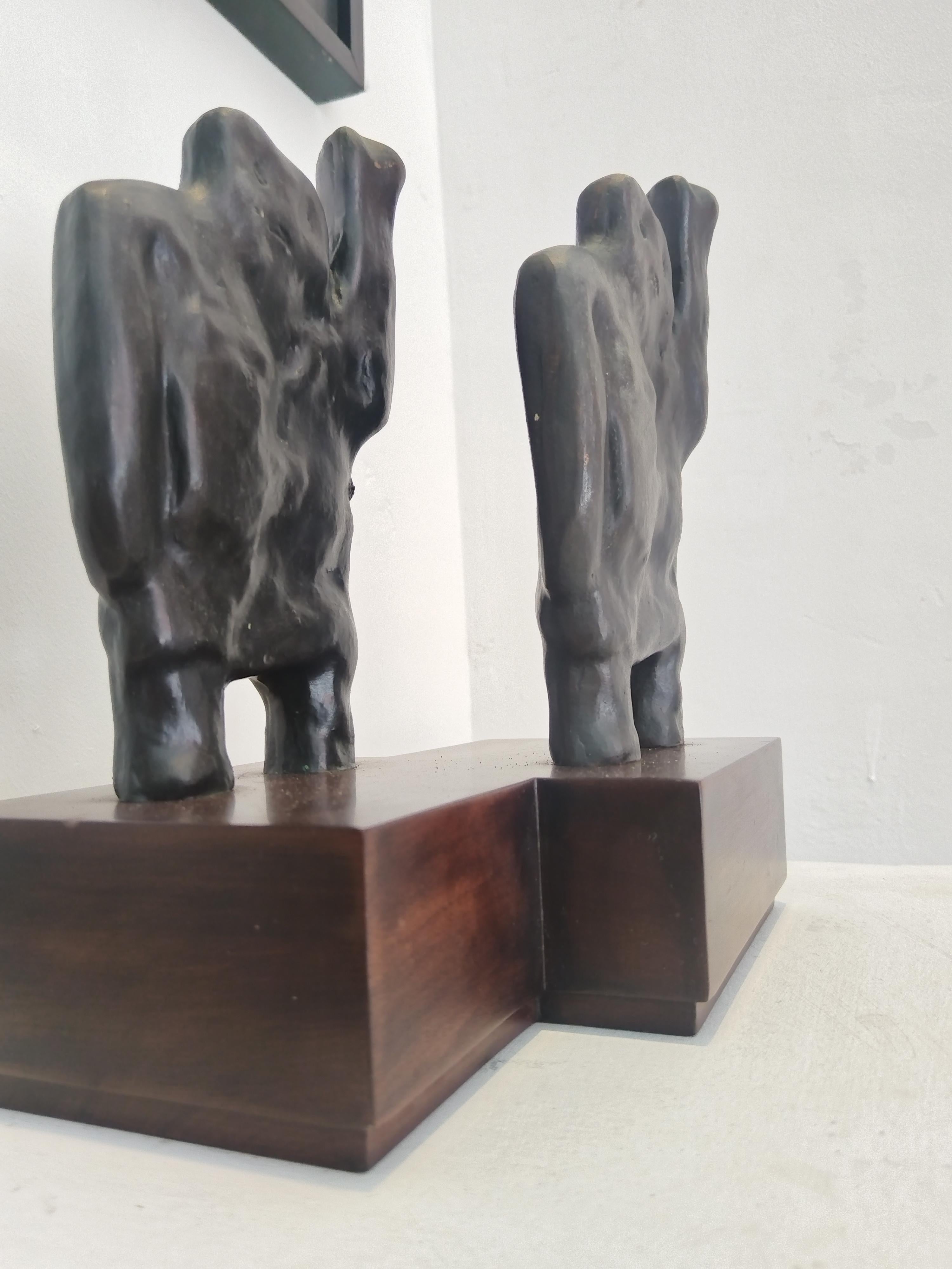 Escultura de bronce de 30 cm de altura sobre base de madera 