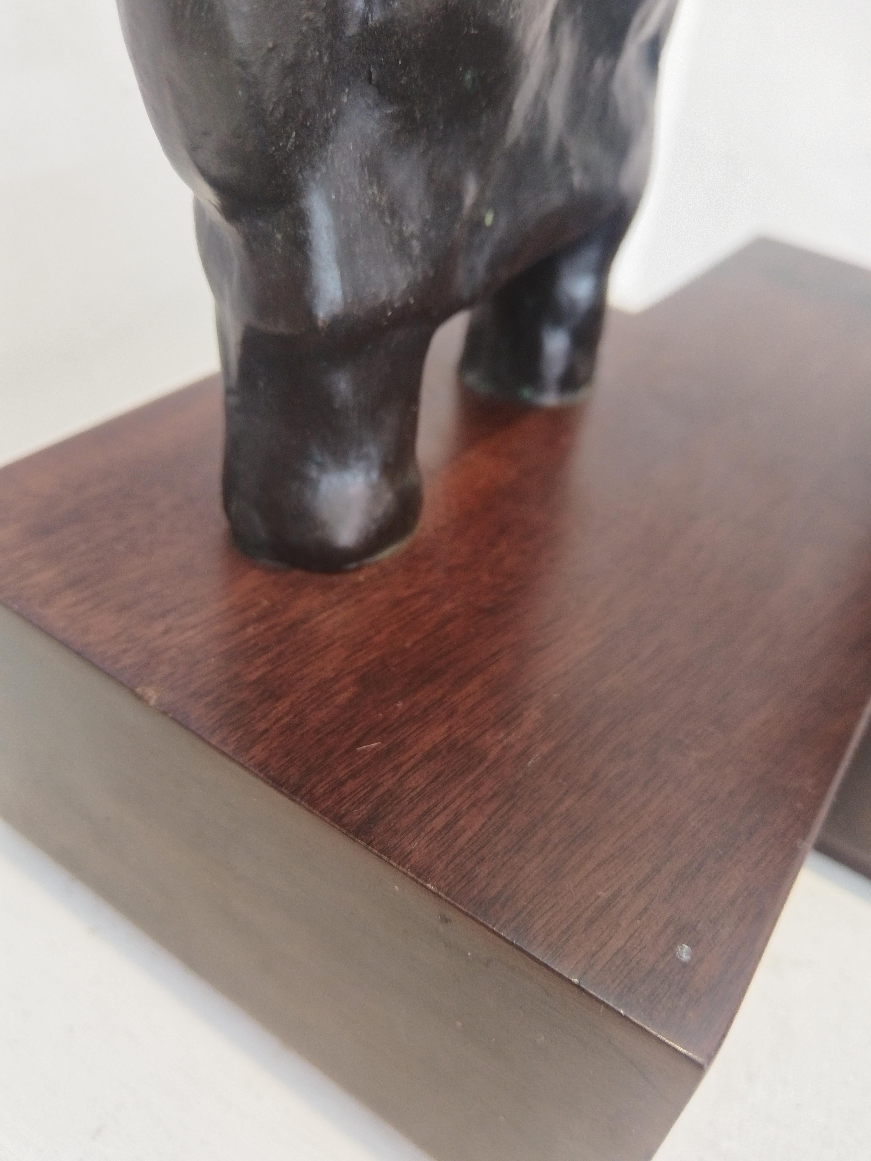 Escultura de bronce de 30 cm de altura sobre base de madera 