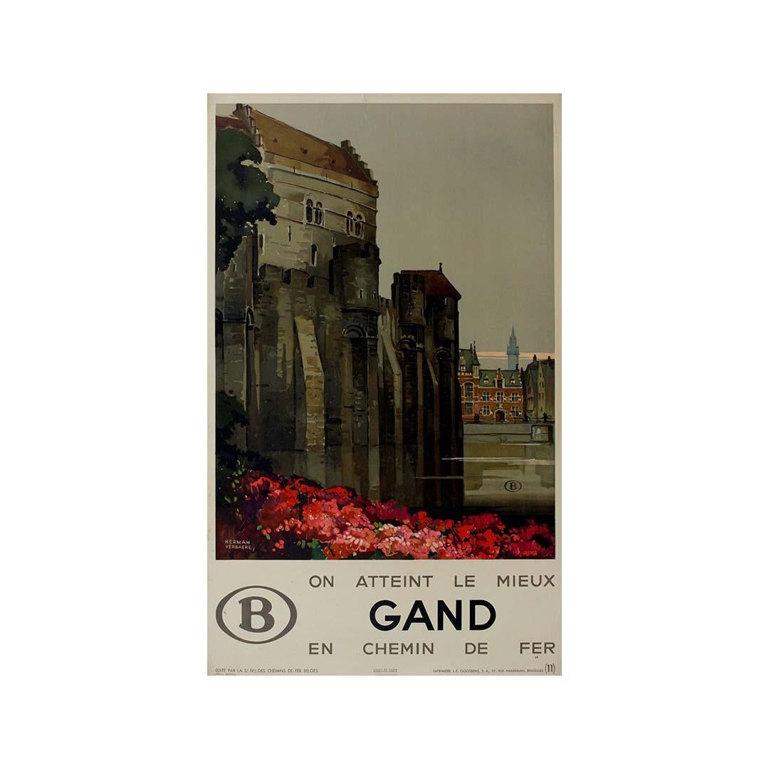 Questo manifesto di viaggio originale del 1942, disegnato da Herman Verbaere, è stato commissionato dalla Ferrovia Nazionale Belga (SNCB) per promuovere Gand (Gand) come una delle principali destinazioni di viaggio accessibili in treno. Con lo