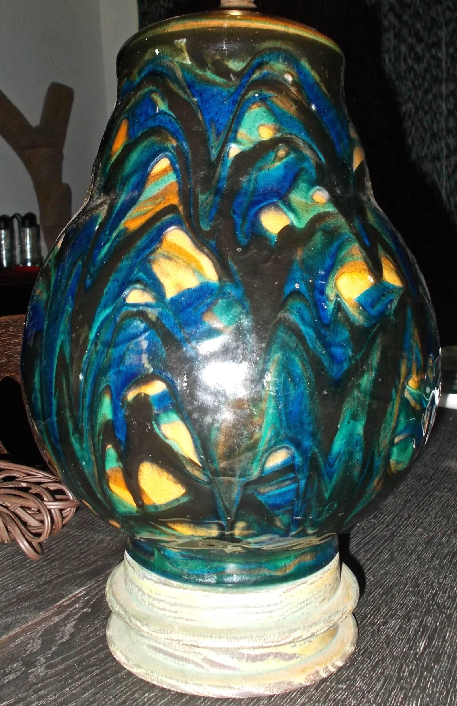 Magnifique base de lampe en céramique bleue, verte et noire, émaillée de façon très lâche, d'une hauteur de 12,5 pouces (la céramique elle-même fait 10 pouces). Intéressante base en bois avec des restes de peinture verte.