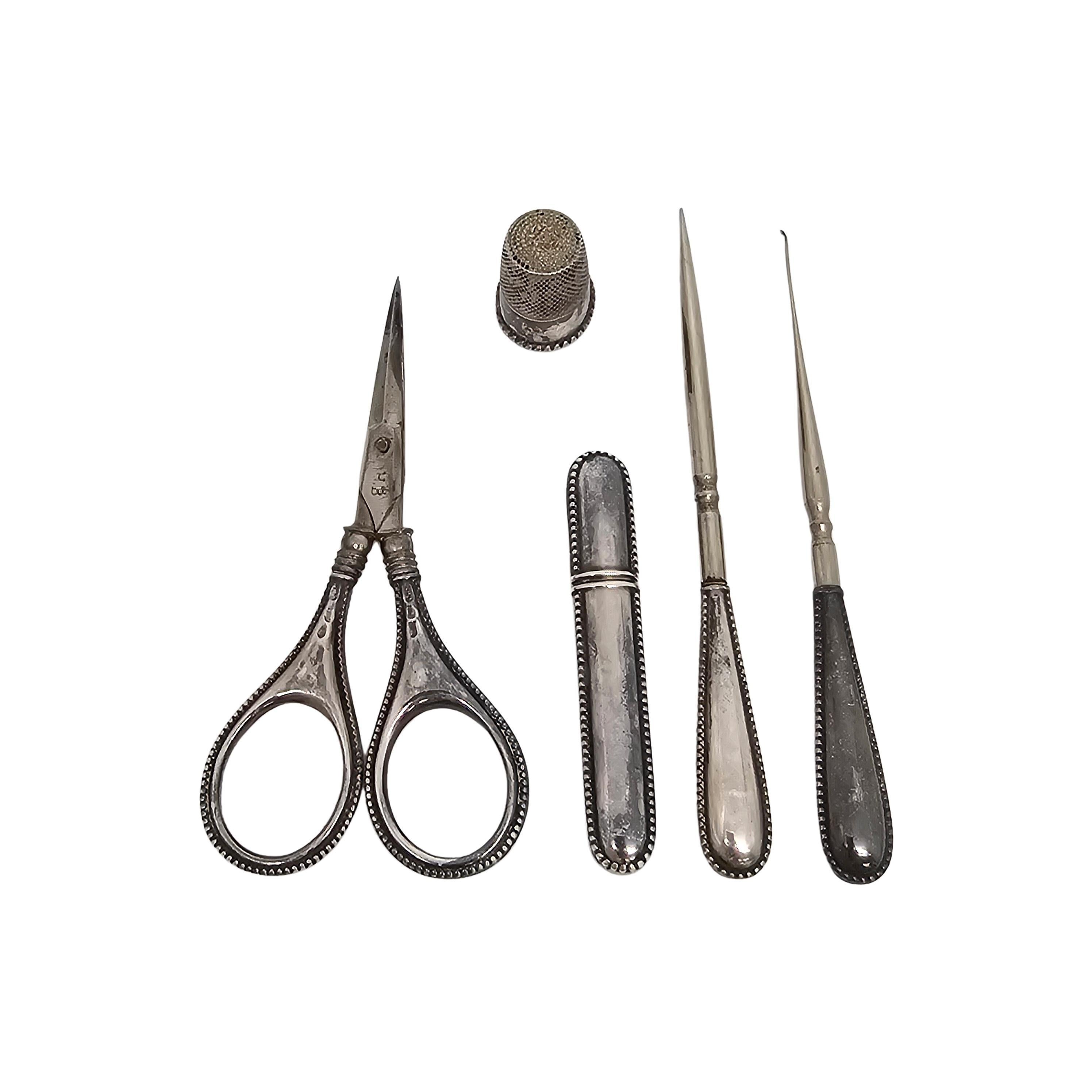 Kit de costura de 5 piezas de plata 800 de Hermann Bauer de Alemania.

Este kit de costura incluye tijeras pequeñas, lezna, gancho, estuche para agujas y dedal. Todas las piezas coordinan con un diseño de borde de cuentas a juego.

Las tijeras miden