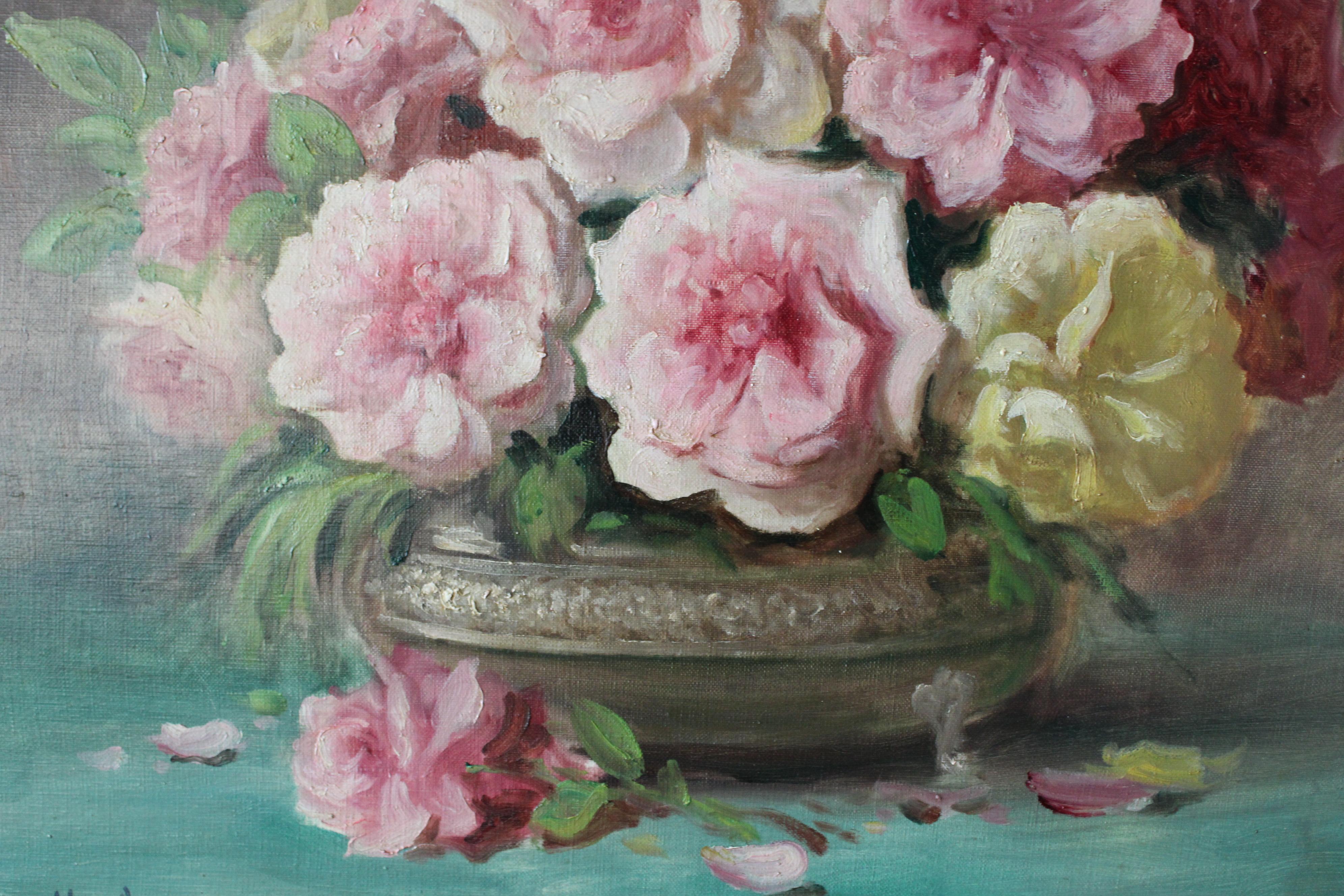 Grande dipinto a olio antico francese con rose rosa, gialle e rosse in un vaso.  Questo olio firmato su tela tesa risale ai primi anni del 1900.  Grandi teste di rosa con fogliame verde chiaro si allungano da un grazioso vaso.  L'artista ha usato un
