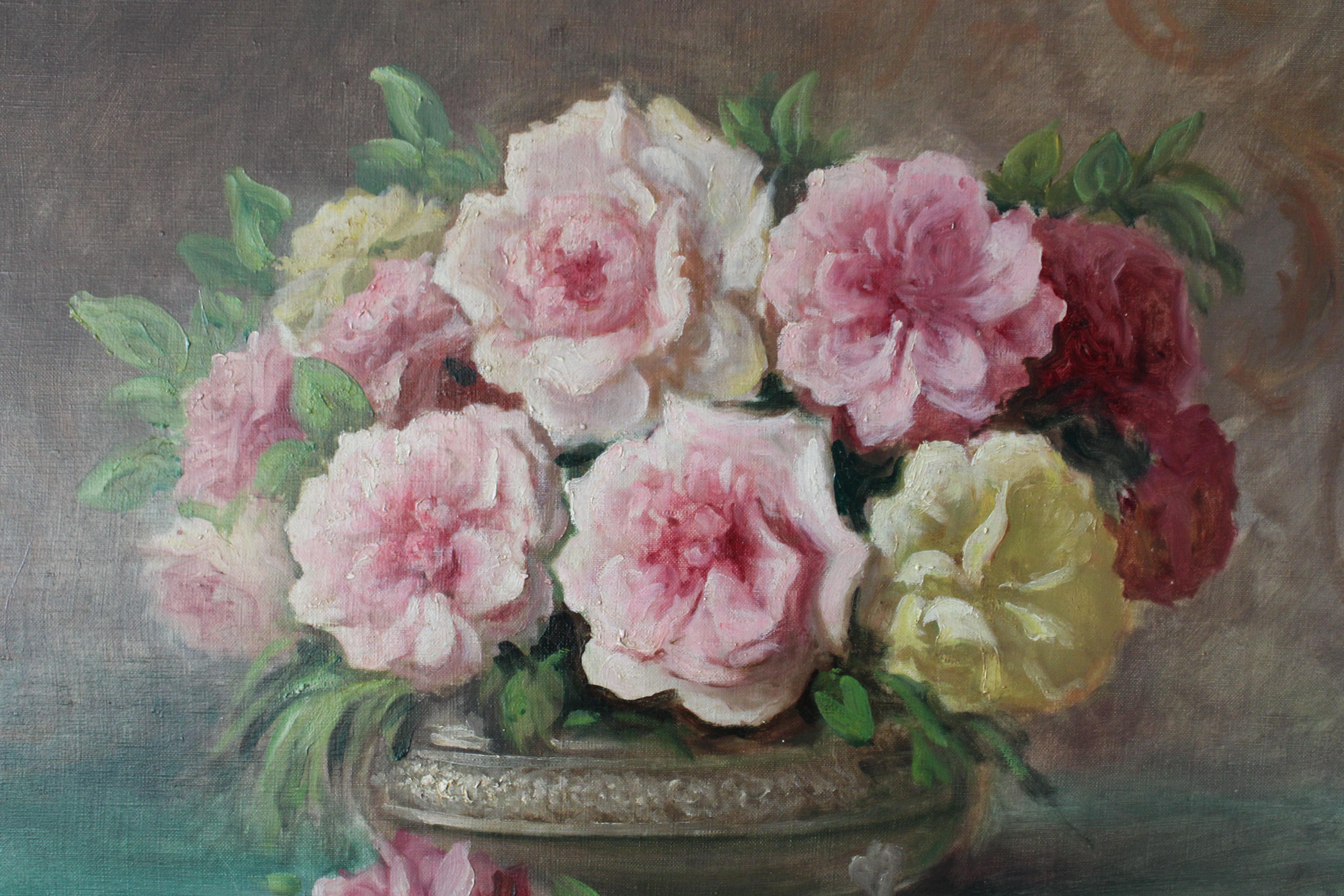 Natura morta di fiori Grandi rose antiche francesi rosa, gialle e rosse su tela in vendita 1