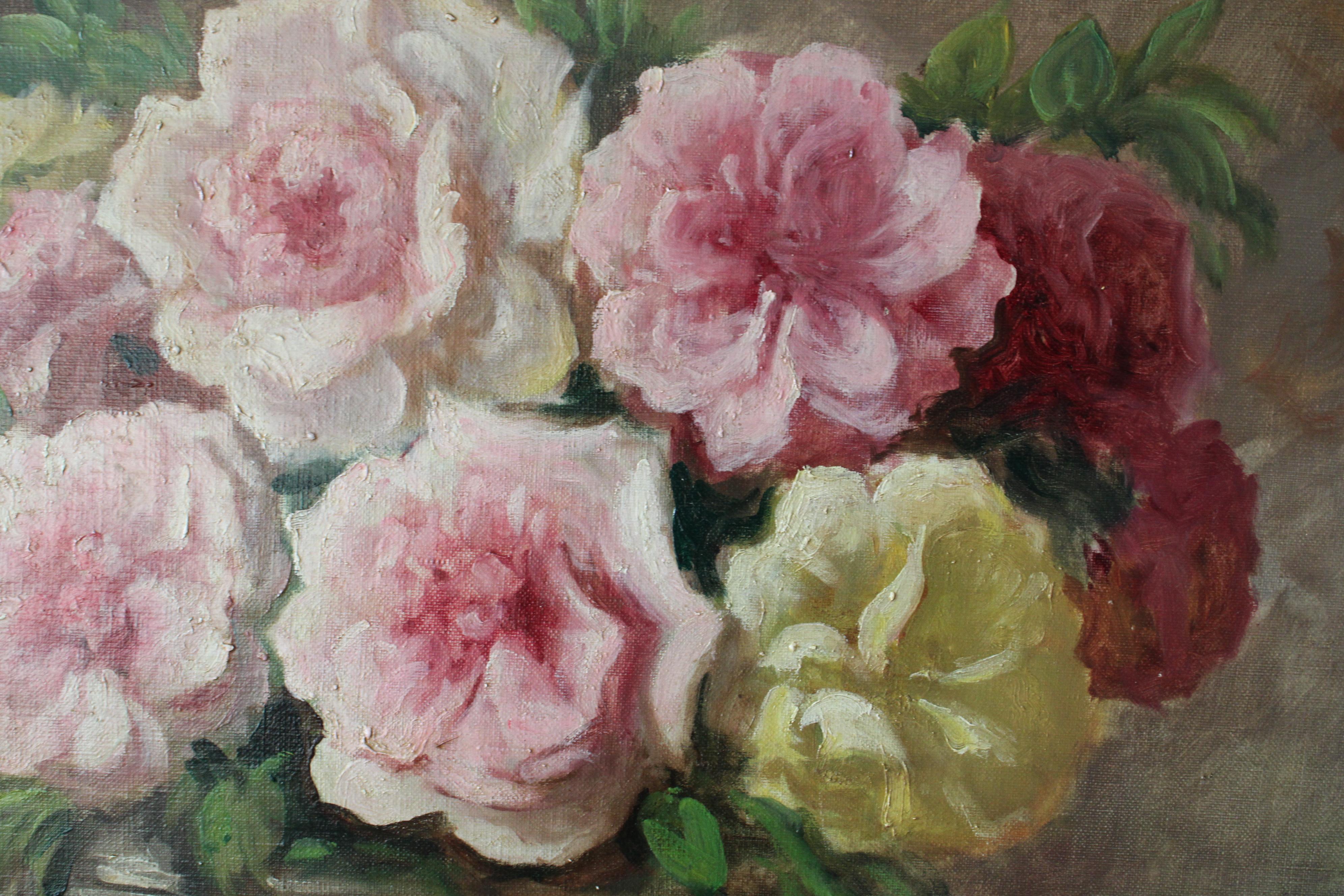 Natura morta di fiori Grandi rose antiche francesi rosa, gialle e rosse su tela in vendita 2