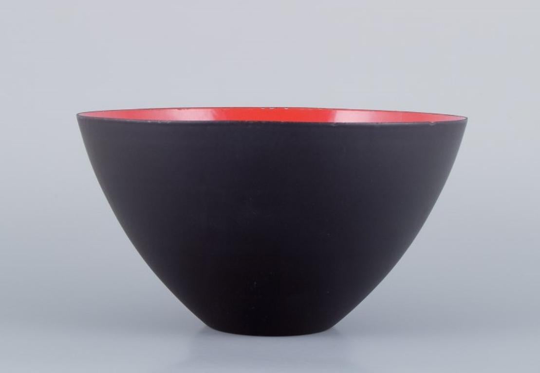 Hermann Krenchel, three Krenit metal bowls with orange enamel.
From the 1960s/1970s.
Marked.
In excellent condition with minimal signs of use.
Large bowl: D 25.0 cm x H 14.5 cm.
Medium-sized bowl: D 16.0 cm.
Small bowl: D 15.9 cm.