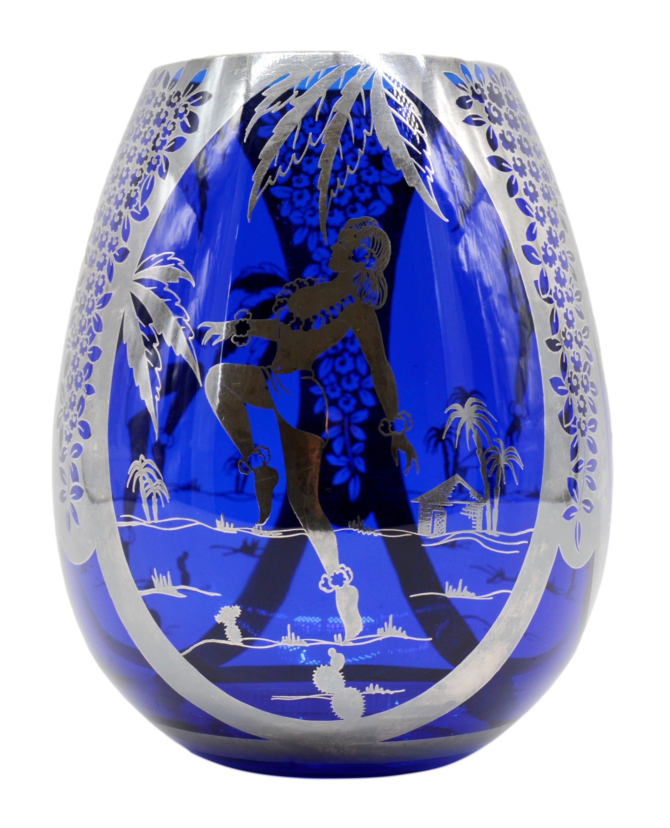 Vaso in vetro artistico di A. Michel, 12, rue Martel, Parigi, Francia, 1920 circa. Motivo in platino applicato su un vetro blu intenso. Decorazione tahitiana in riserva applicata tre volte. Il platino riflette la luce. Altezza: 7.3