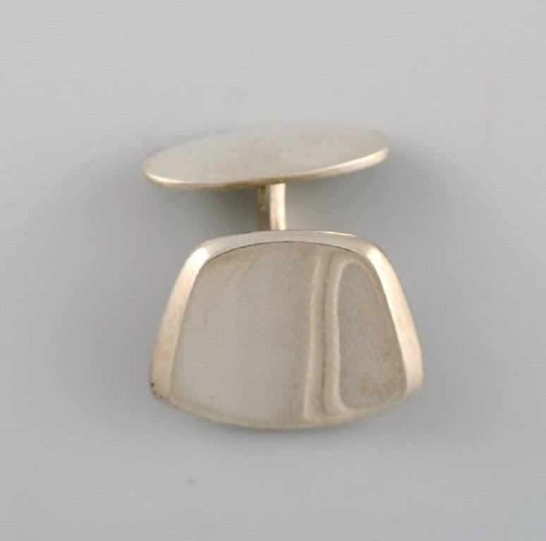 Hermann Siersbøl, Denmark. A pair of modernist cufflinks in sterling silver. Mid-20th century.
Measures: 20 x 16 mm.
In very good condition.
Stamped.
