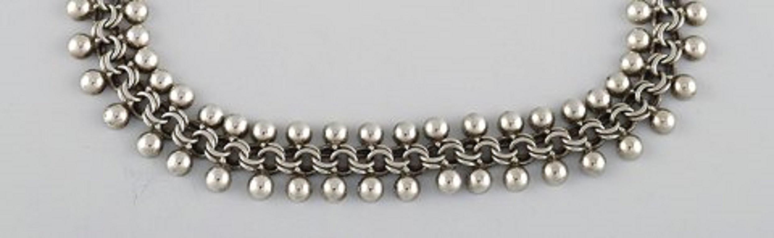 Hermann Siersbøl - Denmark. Modernist necklace in sterling silver. Danish design, mid 20th century.
Full length: 39 cm.
Width: 1.5 cm.
In excellent condition.
Unstamped.