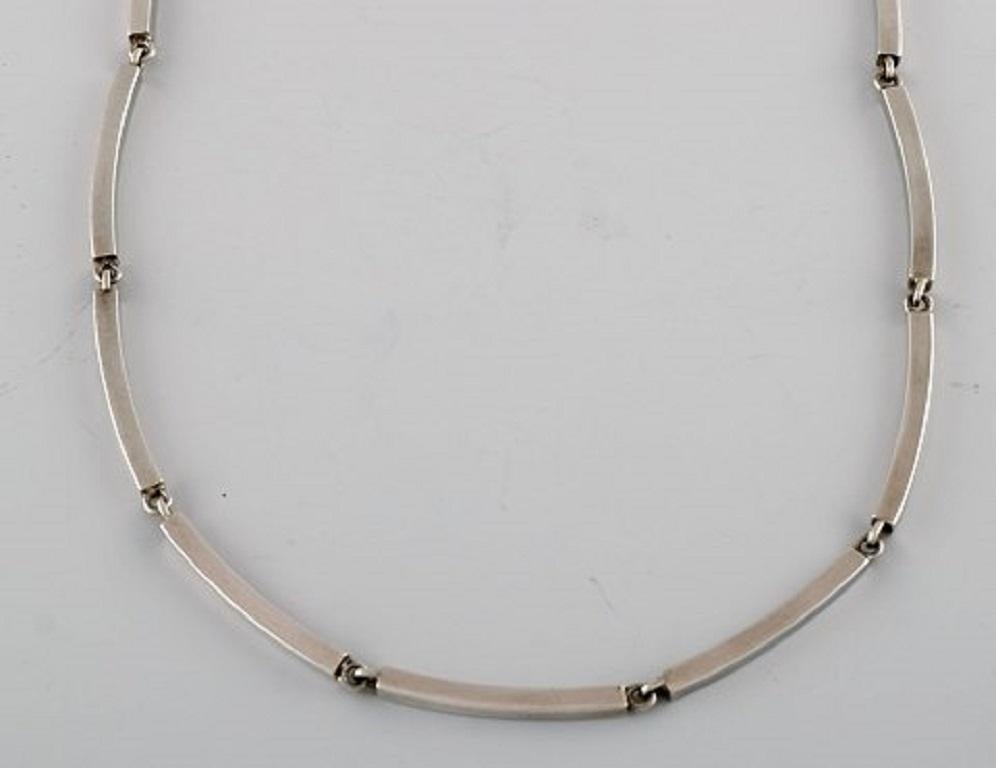 Hermann Siersbøl, Denmark. Modernist necklace in sterling silver. Mid-20th century.
Full length: 39 cm.
Width: 3 mm.
In very good condition.
Stamped.