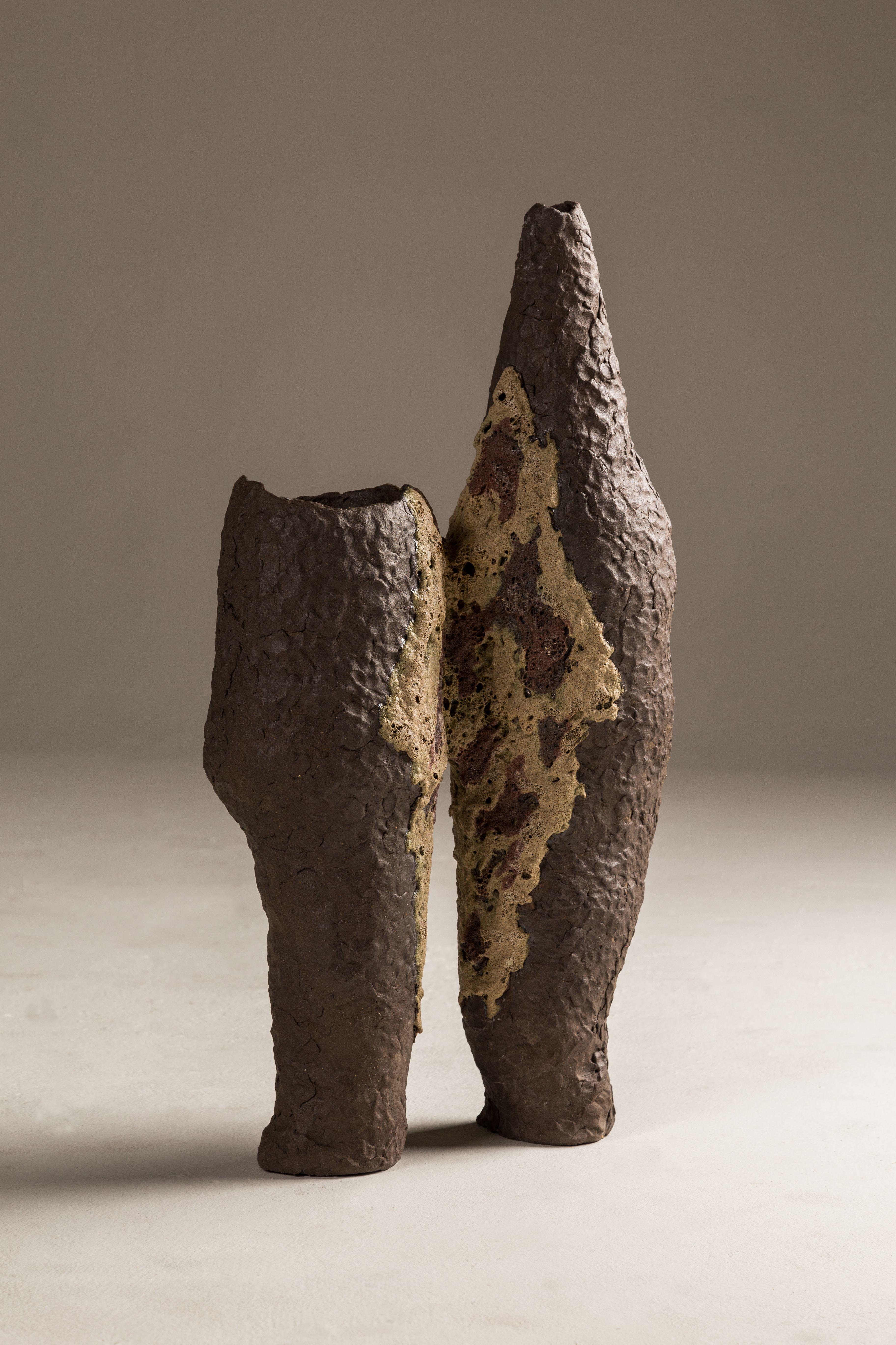 Hermanos-Vase L von Cristián Mohaded 
Einzigartig 
Abmessungen: T 15 x B 31 x H 35 cm
MATERIAL: handgefertigtes Steingut mit unterschiedlichen Oberflächenbehandlungen
Abmessungen und Gewicht sind ungefähre Werte.
 
Die eisernen Bande der