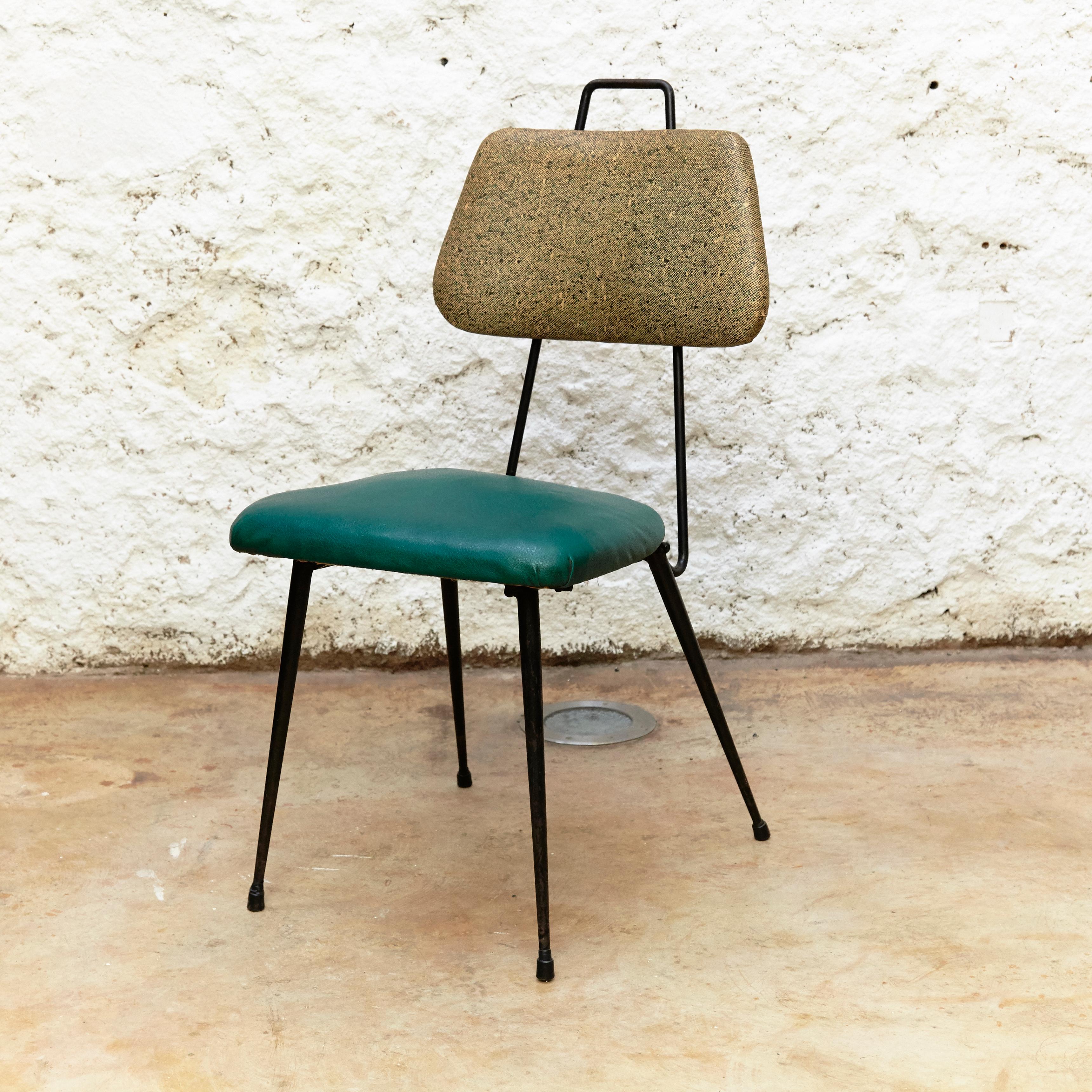 Skie and lacquered metal Mid-Century Modern chair designed by Hermanos Vidal,
Manufactured in Spain, circa 1950.

In original condition, preserving a beautiful patina.