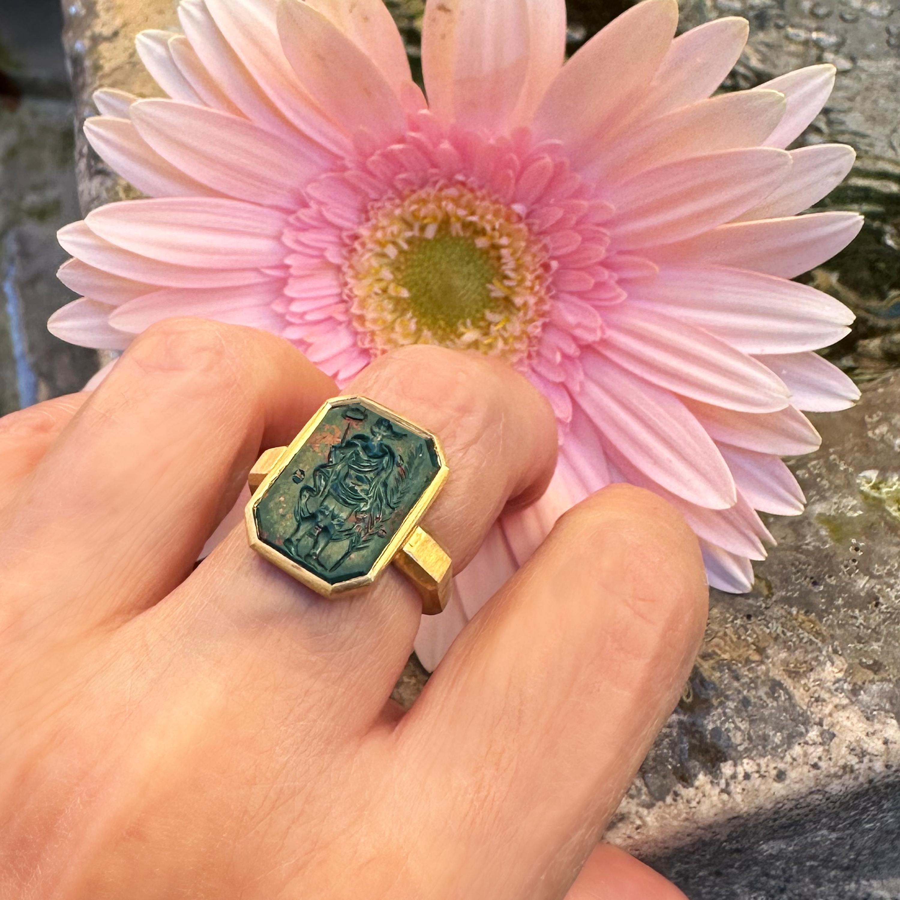 This 18kt gold ring, handcrafted by our goldsmiths, depicts Hermanubis, the Greco-Egyptian god born from the fusion of Hermes and Anubis.
Hermanubis (or Ermanubi; in Greek: Ἑρμανοῦβις, Hermanùbis) was considered the son of Seth and Nephthys. Gems