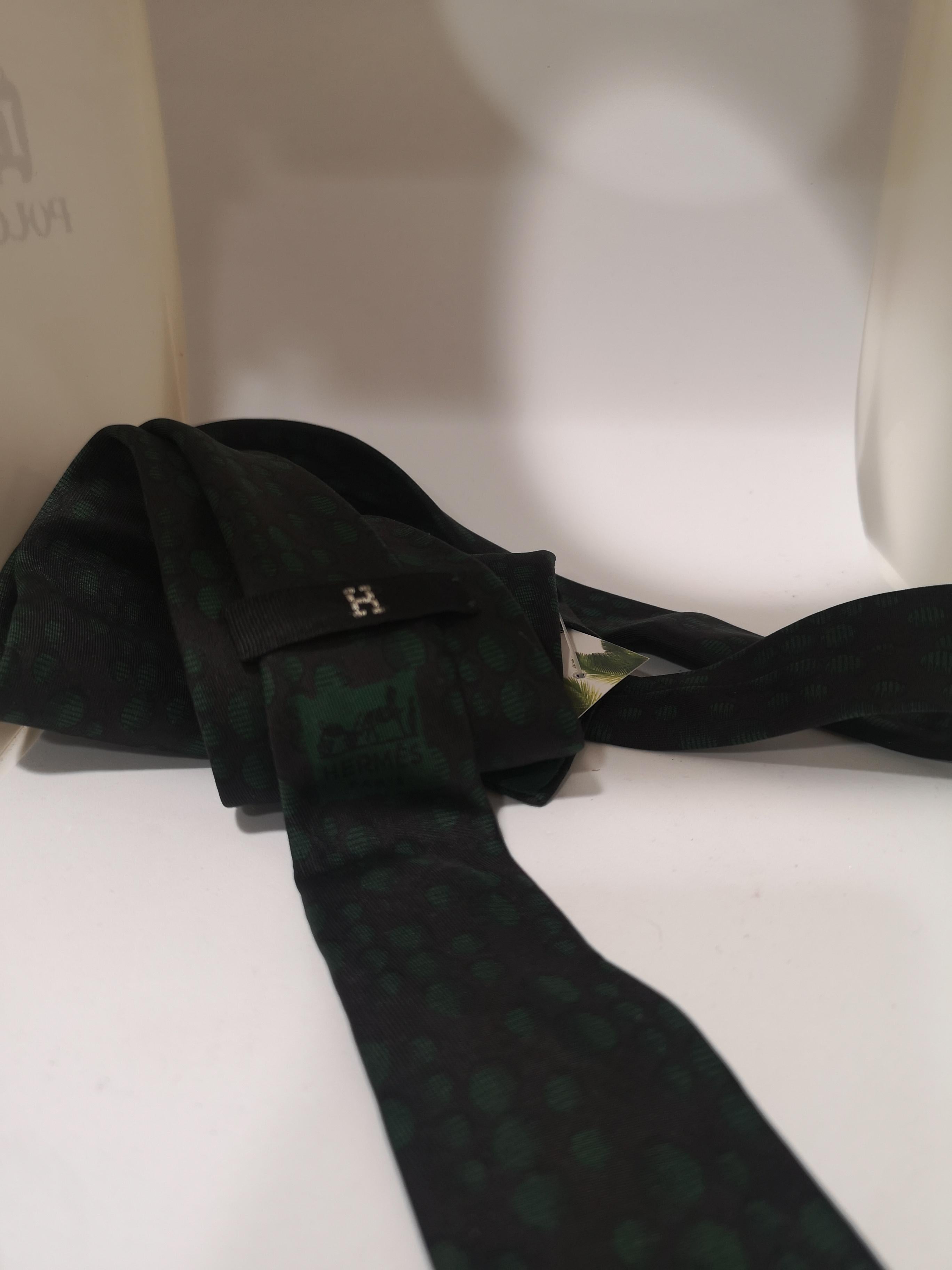 Noir Hermèes - Cravate en soie noire et verte en vente