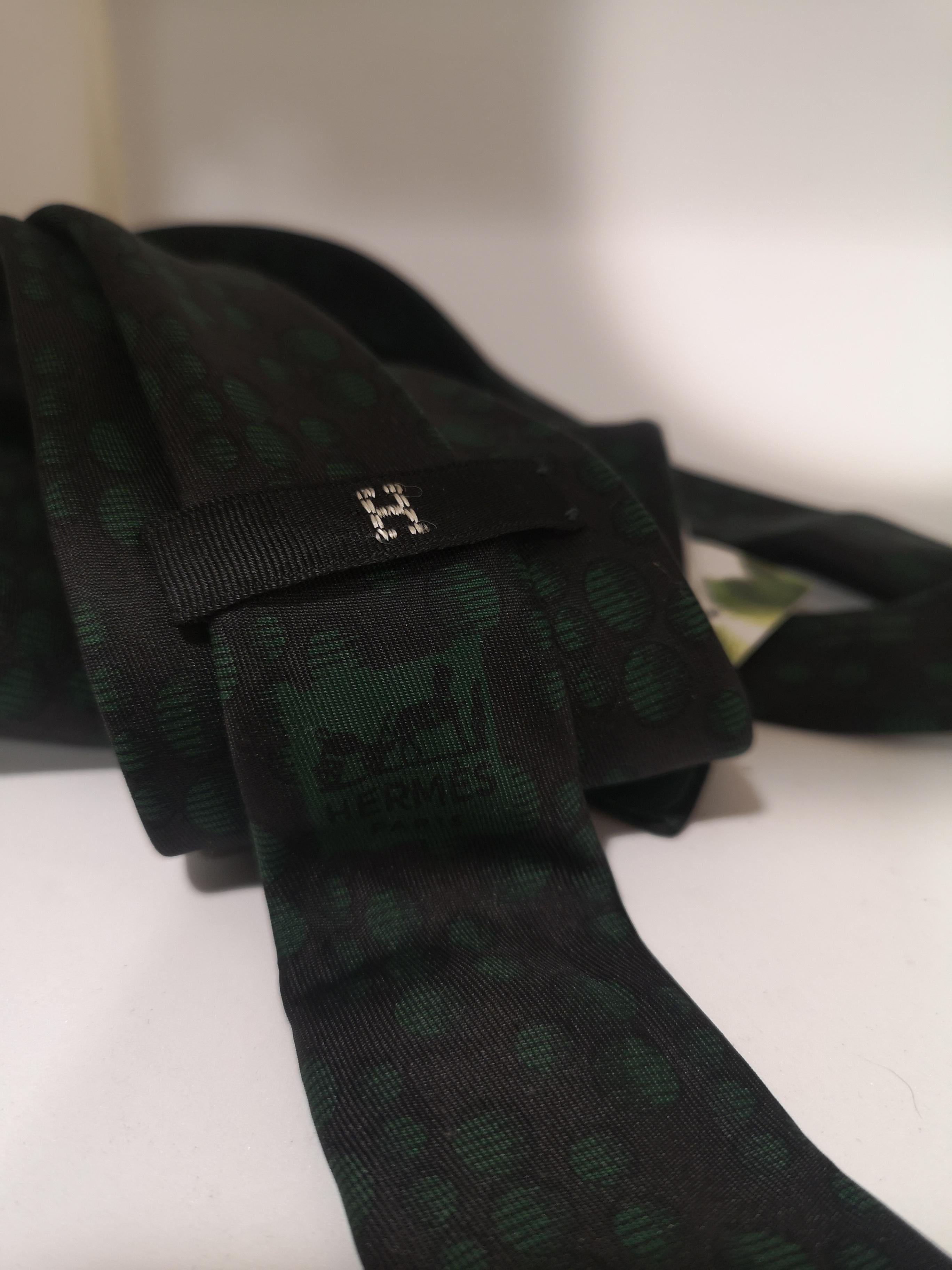Hermèes - Cravate en soie noire et verte Excellent état - En vente à Capri, IT