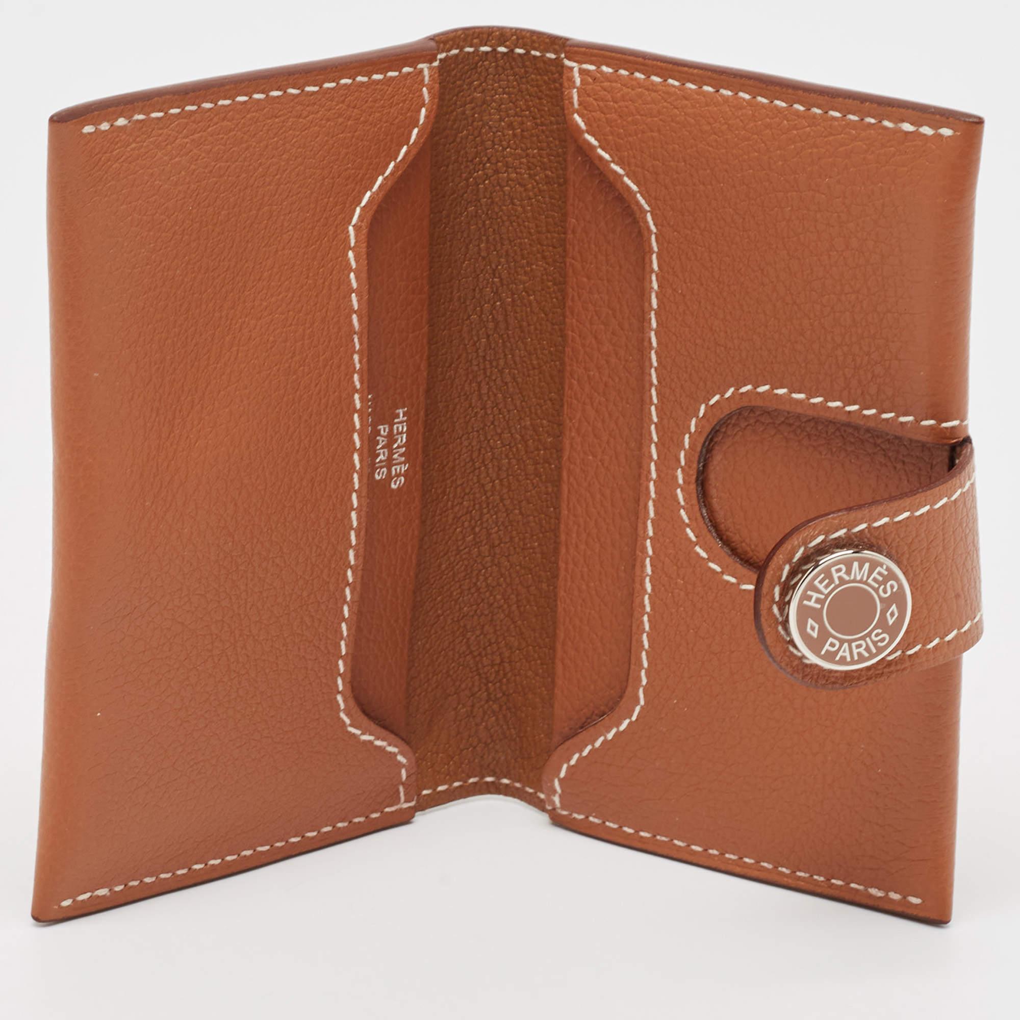 This HermÃ¨s cardholder in gold Evercolor leather is a must have in your collection. It is equipped with multiple well lined slots to hold your cards.