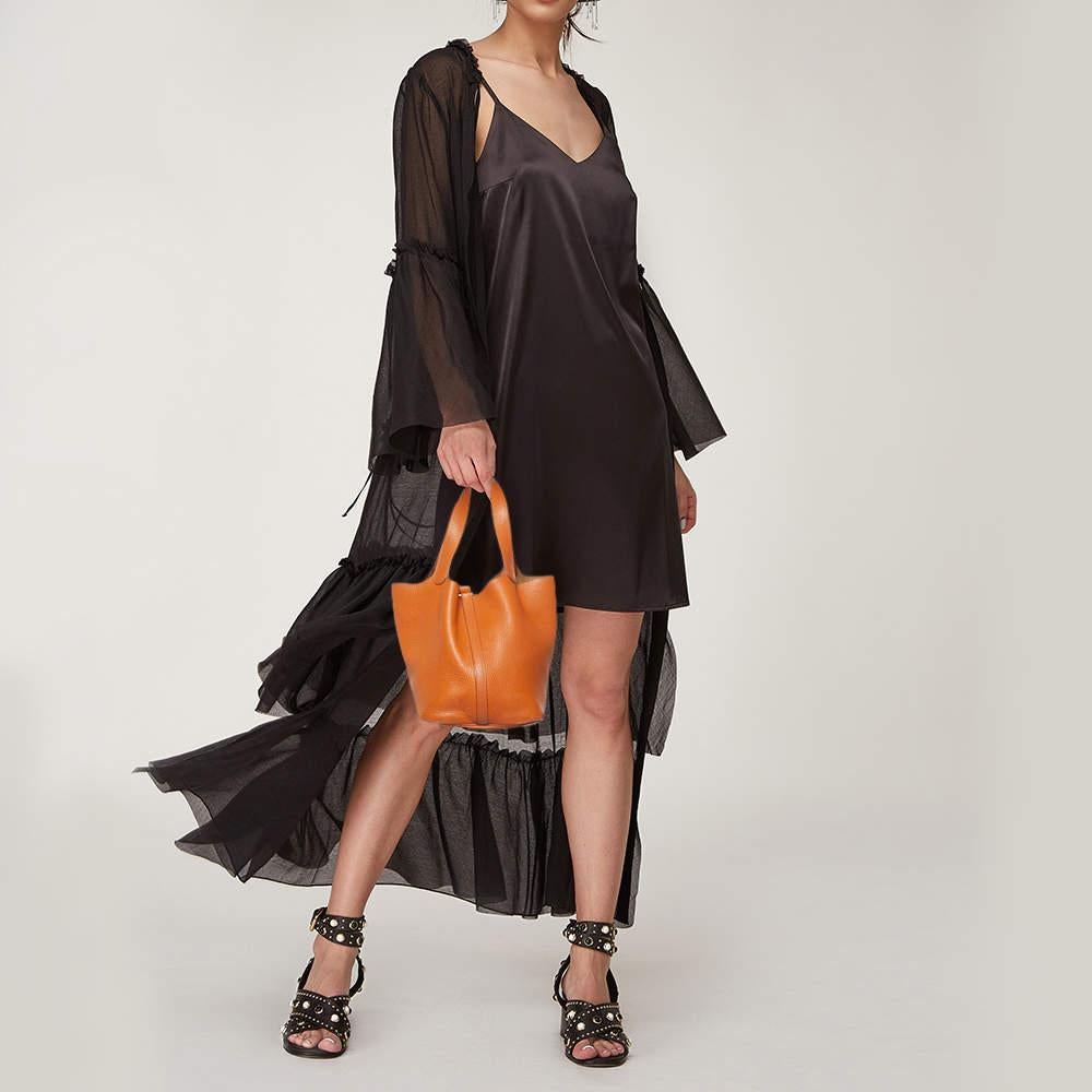 Wonderfully crafted from Clemence leather this Hermès Picotin Lock 22 is a creation for those who love a blend of luxury and style. It comes in a grand color and it sits in a bucket like shape with two handles and a spacious interior. Armed with