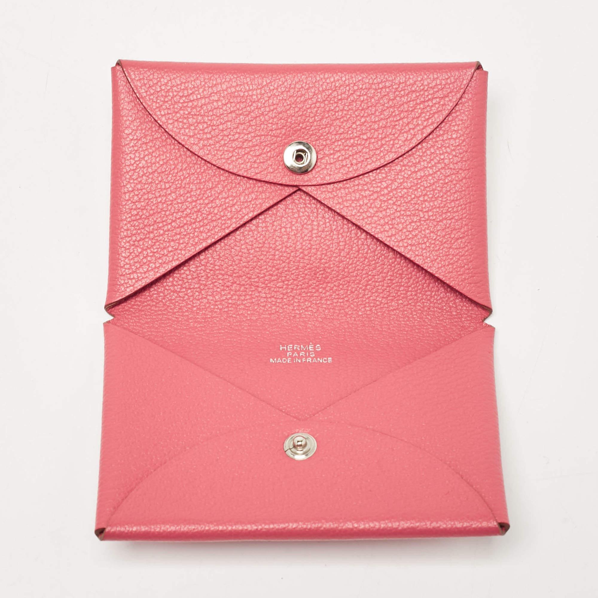 Store your monetary essentials stylishly and safely by carrying this Calvi card holder from Hermès. Its exterior is created using Mysore leather on the exterior. Adorned with silver toned hardware its leather lined interior consists of multiple