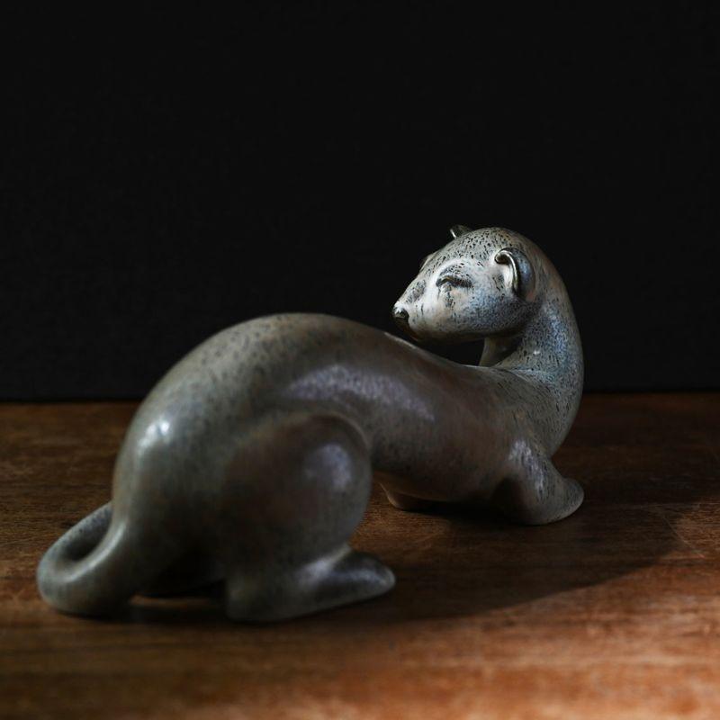 Statuetta Hermelin in ceramica di Gunnar Nylund.

Statuetta in gres di Rörstrand.

Informazioni aggiuntive:
Materiale: Ceramica
Artista: Gunnar Nylund
Dimensioni: 23 L X 9 P X 10 H cm.