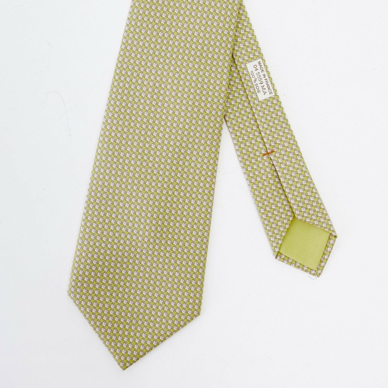 HERMES 045559MA yellow taupe houndstooth pattern print classic silk neck tie Reference: LACG/A00170 
Brand: Hermes 
Material: Silk 
Color: Yellow 
Pattern: Other 
Extra Detail: Serial number: 04 5559 MA. 100% silk. Silk screen printed pattern.