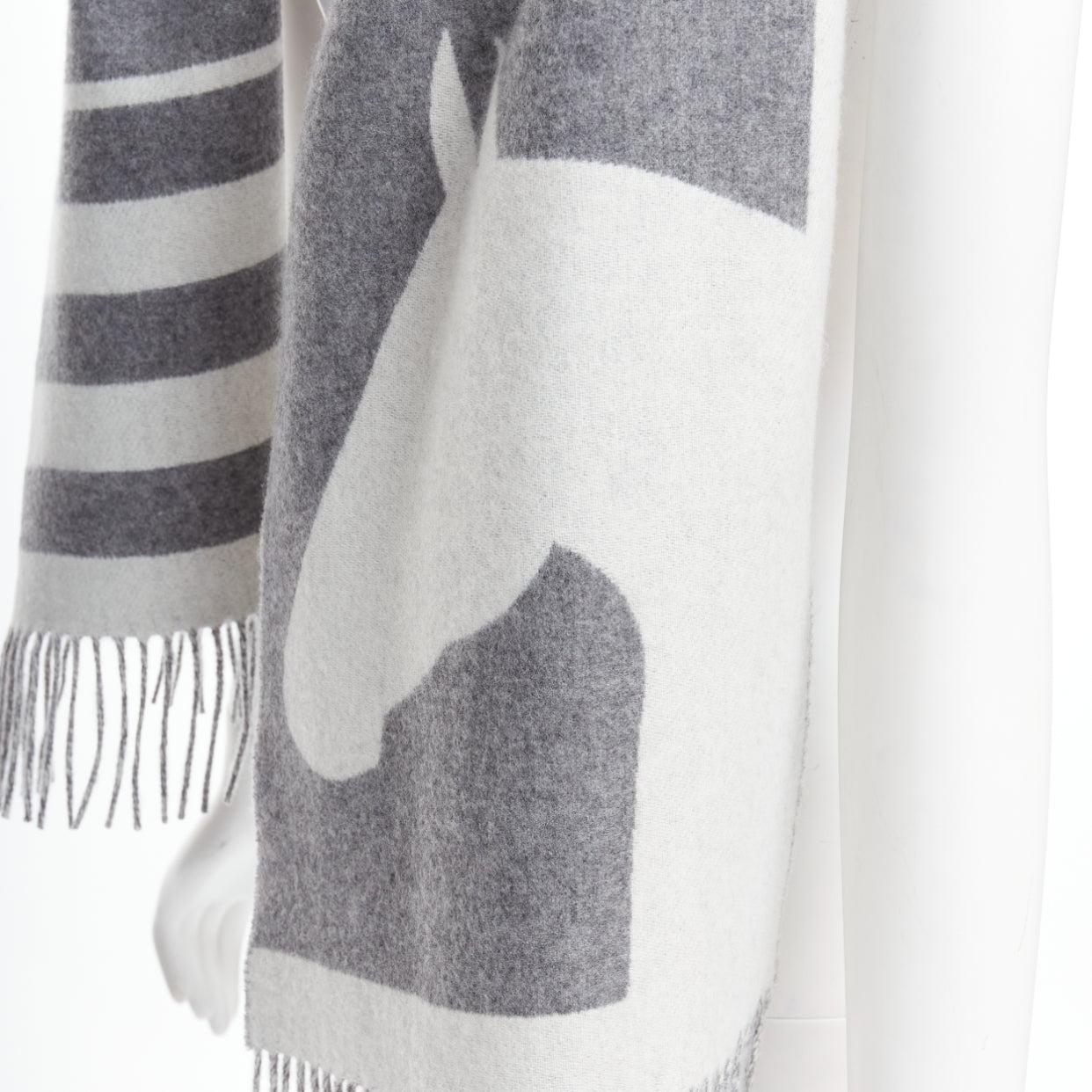 HERMES 100% cashmere abstract horse head fringe wool scarf
Reference: NKLL/A00381
Brand: Hermes
Material: Cashmere
Color: Grey
Pattern: Abstract
Extra Details: Horse head intarsia.
Made in: UK

CONDITION:
Condition: Excellent, this item was