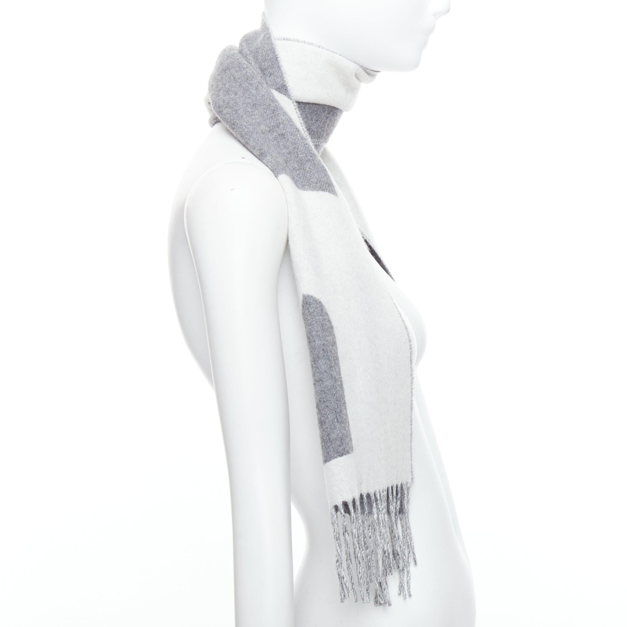 HERMES 100% cashmere abstract horse head fringe wool scarf In Excellent Condition For Sale In Hong Kong, NT