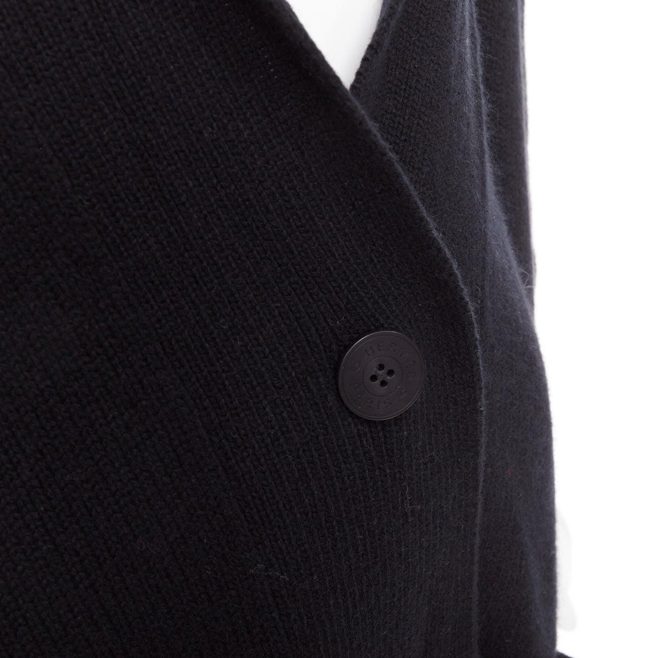 HERMES 100% Kaschmir schwarzer rechteckiger Poncho mit Kapuze Strickmantel TU
Referenz: KYCG/A00191
Marke: Hermes
MATERIAL: Kaschmir
Farbe: Schwarz
Muster: Solide
Verschluss: Knopf
Zusätzliche Details: Logo-Knopf. Bänder an den