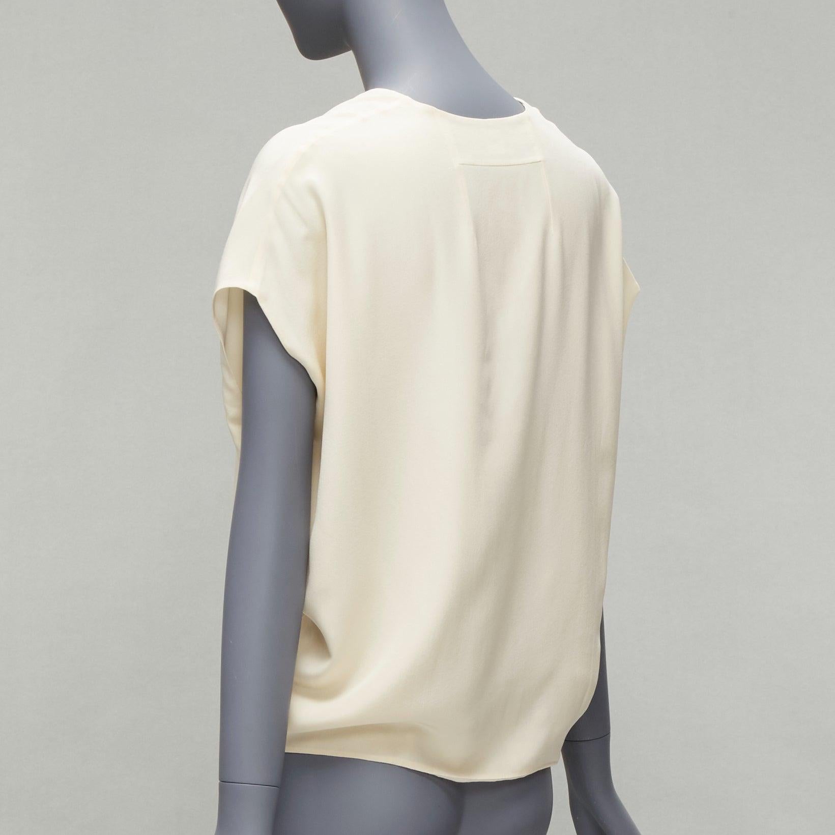 HERMES 100% Seide elfenbeinfarbenes Fledermausflügel-Top mit V-Ausschnitt und H-Logo-Stickerei FR34 XS
Referenz: SNKO/A00225
Marke: Hermes
MATERIAL: Seide
Farbe: Creme
Muster: Solide
Verschluss: Pullover
Hergestellt in: Frankreich

ZUSTAND:
Zustand: