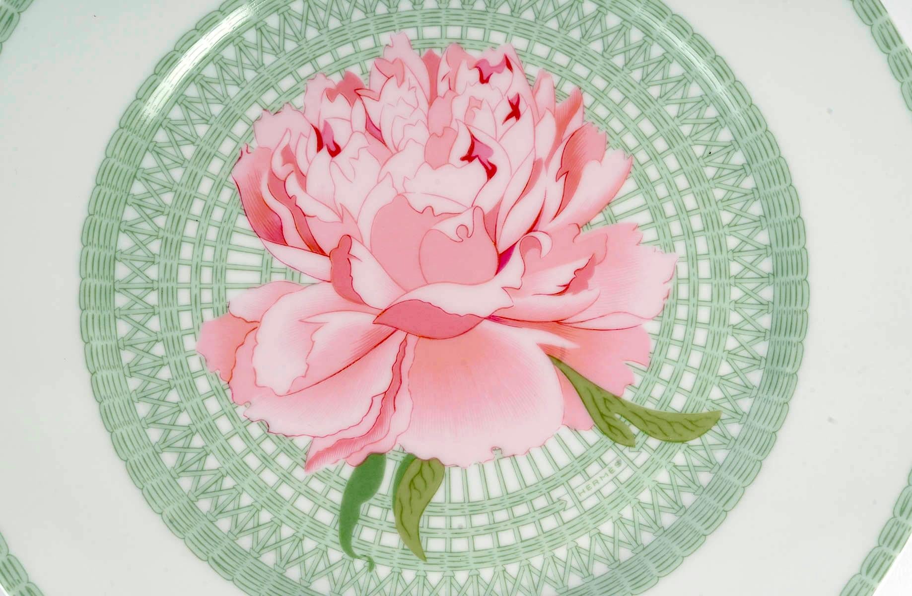 Hermes 12 Dinner Plates 12 Starter Dessert Plates Pivoines Peonies Porcelain NEW In Good Condition For Sale In Boulogne Billancourt, FR
