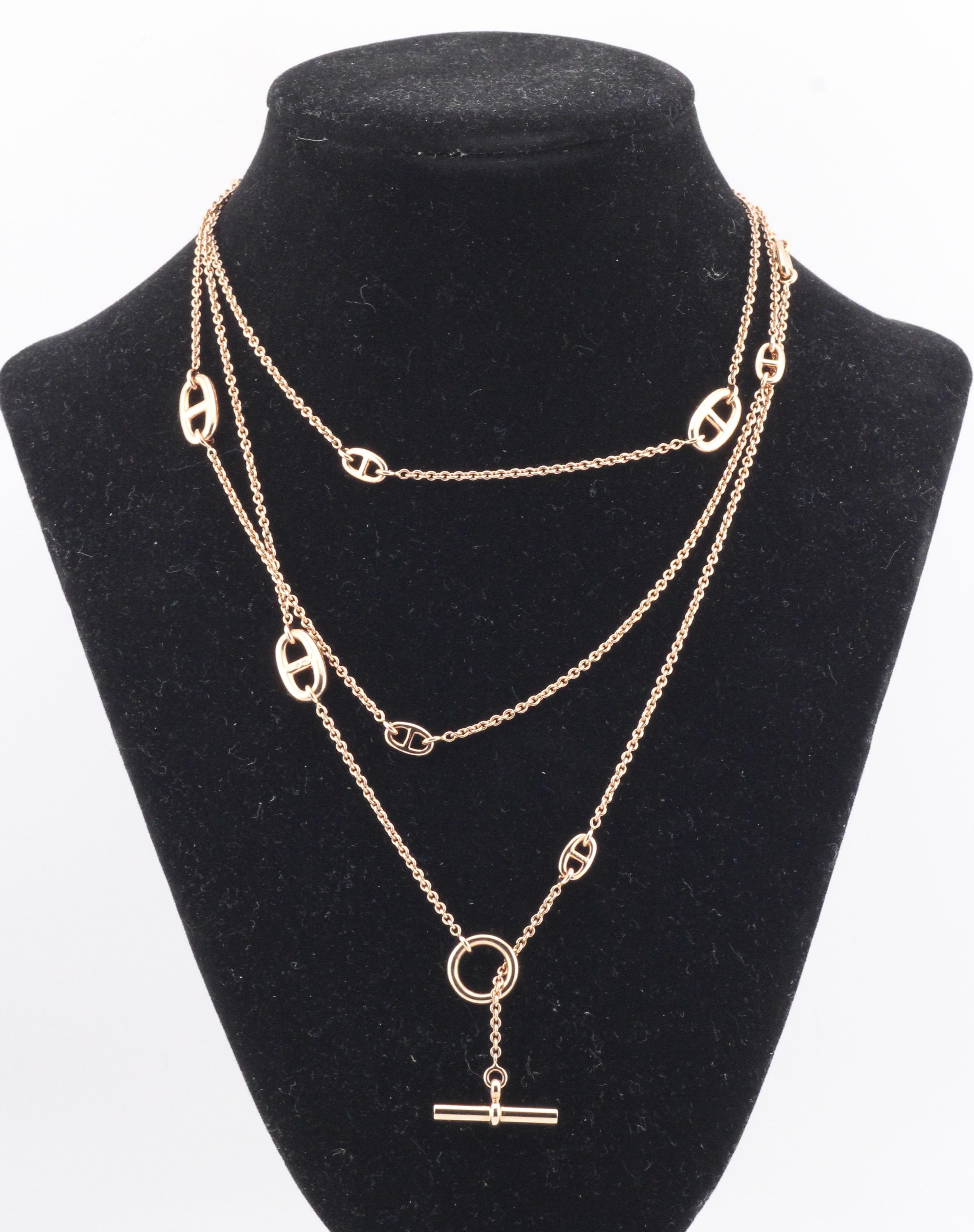 La collana Chaine d'Ancre Long Toggle Sautoir di Hermès in oro rosa 18 carati è un pezzo lussuoso e iconico che riflette l'eleganza senza tempo e la maestria artigianale sinonimo del marchio Eleg. Con una lunghezza di 120 cm, questa collana sautoir
