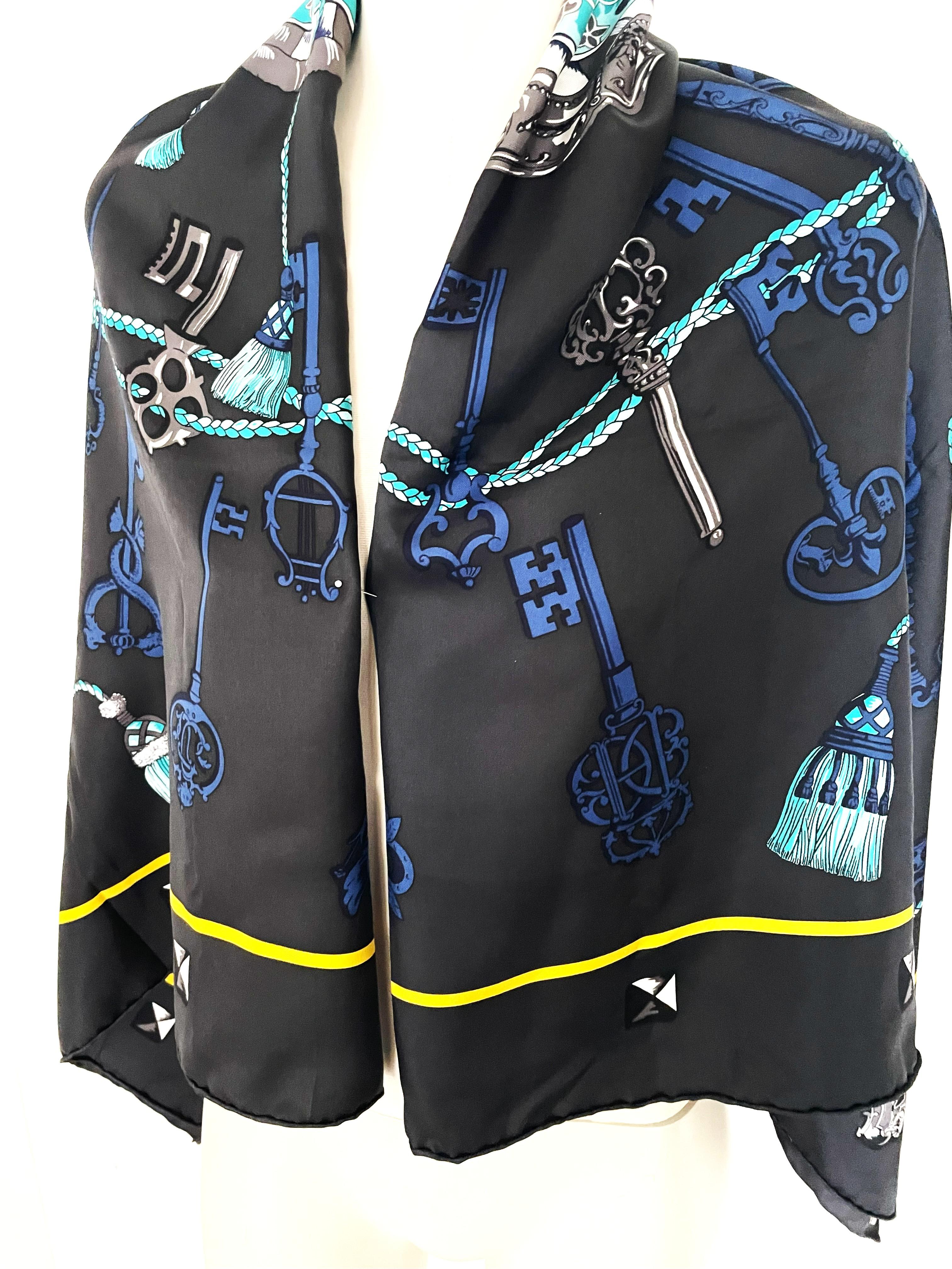 HERMÉS 132 x 132 cm Seidenschal 'Le Clefs' von Caty Latham im Zustand „Hervorragend“ im Angebot in Stuttgart, DE