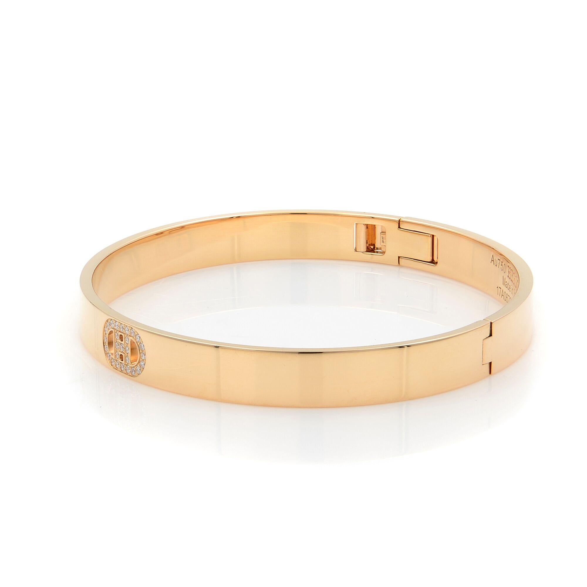 Dies ist eine authentische Hermes 18K Rose Gold Diamond H D'Ancre Small Bracelet SH. Dieses schöne Armband ist aus 18 Karat Roségold gefertigt und zeigt ein ovales Hermes H-Logo mit eingefassten Diamanten. Zum leichten Öffnen ist ein Riegel