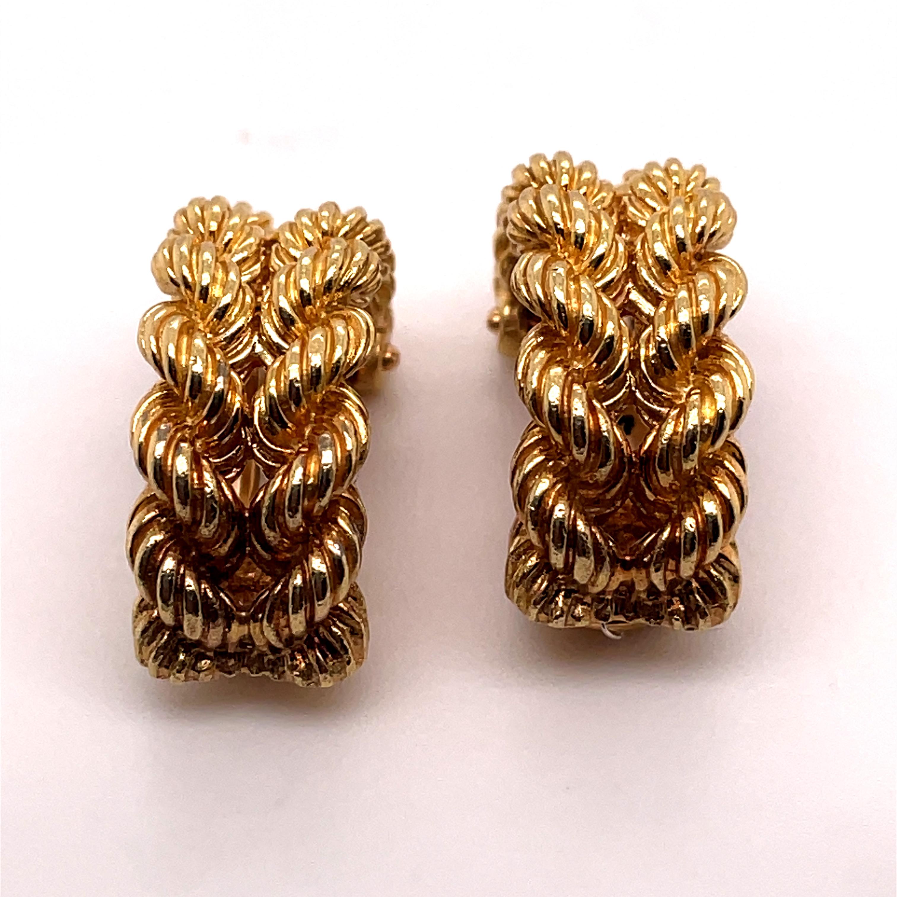 Paire de boucles d'oreilles Hermès en or jaune 18 carats, circa 1960.

Chaque boucle d'oreille vintage est conçue comme une double rangée d'or poli finement torsadé. Ils sont fixés à l'envers par des raccords à clip. 

Grâce à leur conception et à