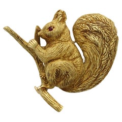 Hermès Spilla scoiattolo in oro 18 ct con occhio di rubino Circa 1960