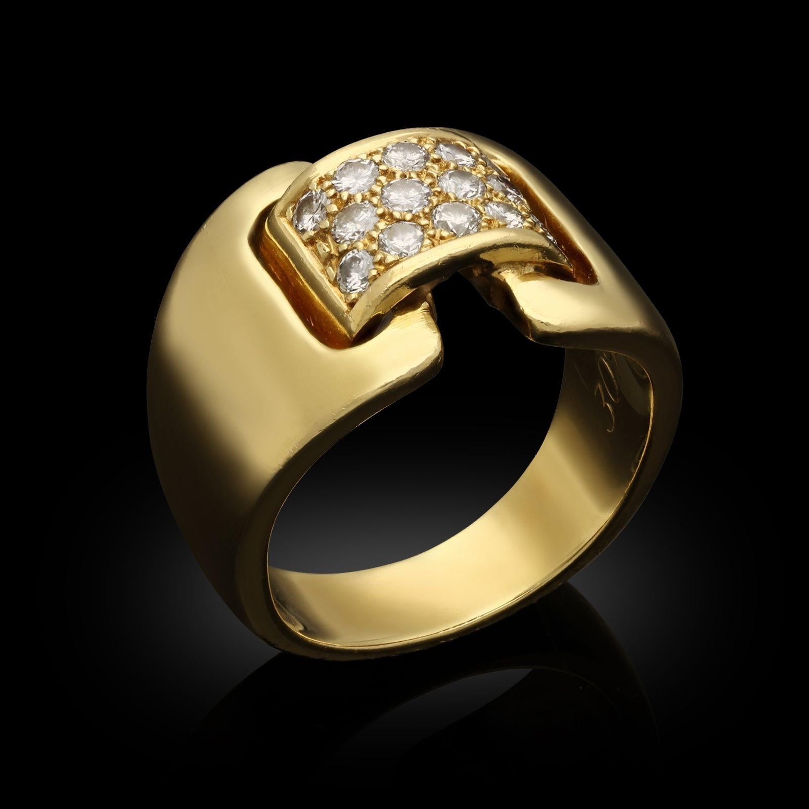 Ein Vintage-Kleiderring mit Diamanten und Gold von Hermes, circa 1970er Jahre, bestehend aus einem flachen, breiten Band aus 18 Karat Gelbgold, das sich von 13 mm auf der Vorderseite zu 5 mm auf der Rückseite verjüngt, mit einer Öffnung in der