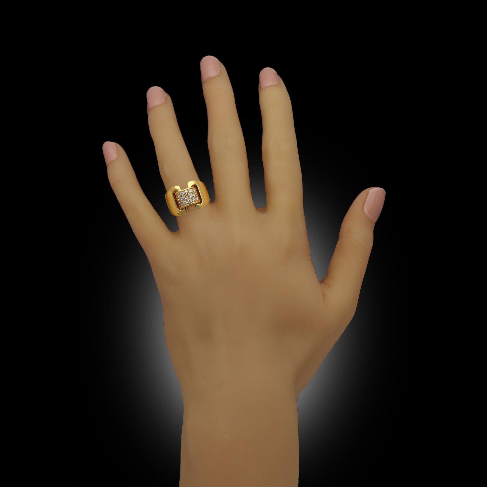 Hermès Kleidring aus 18 Karat Gelbgold mit rundem Brillanten, ca. 1970er Jahre im Zustand „Gut“ in London, GB