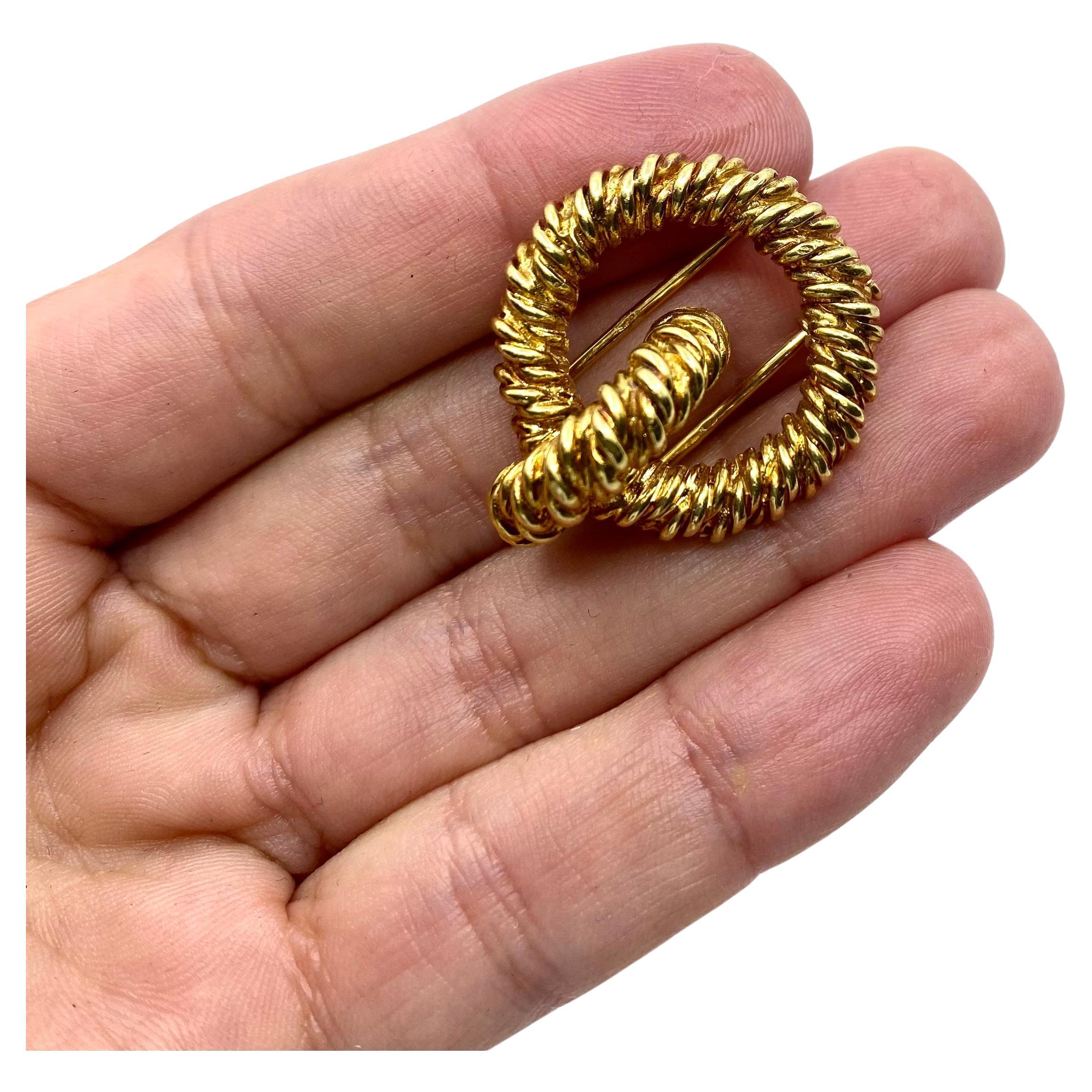An elegant Hermès knot brooch made of 18k gold.  This vintage brooch is a discerning piece crafted by an expert of the knot-shaped jewelry. An emblematic knot motif is a recurring symbol in various Hermes items, including Hermes scarves, handbags,