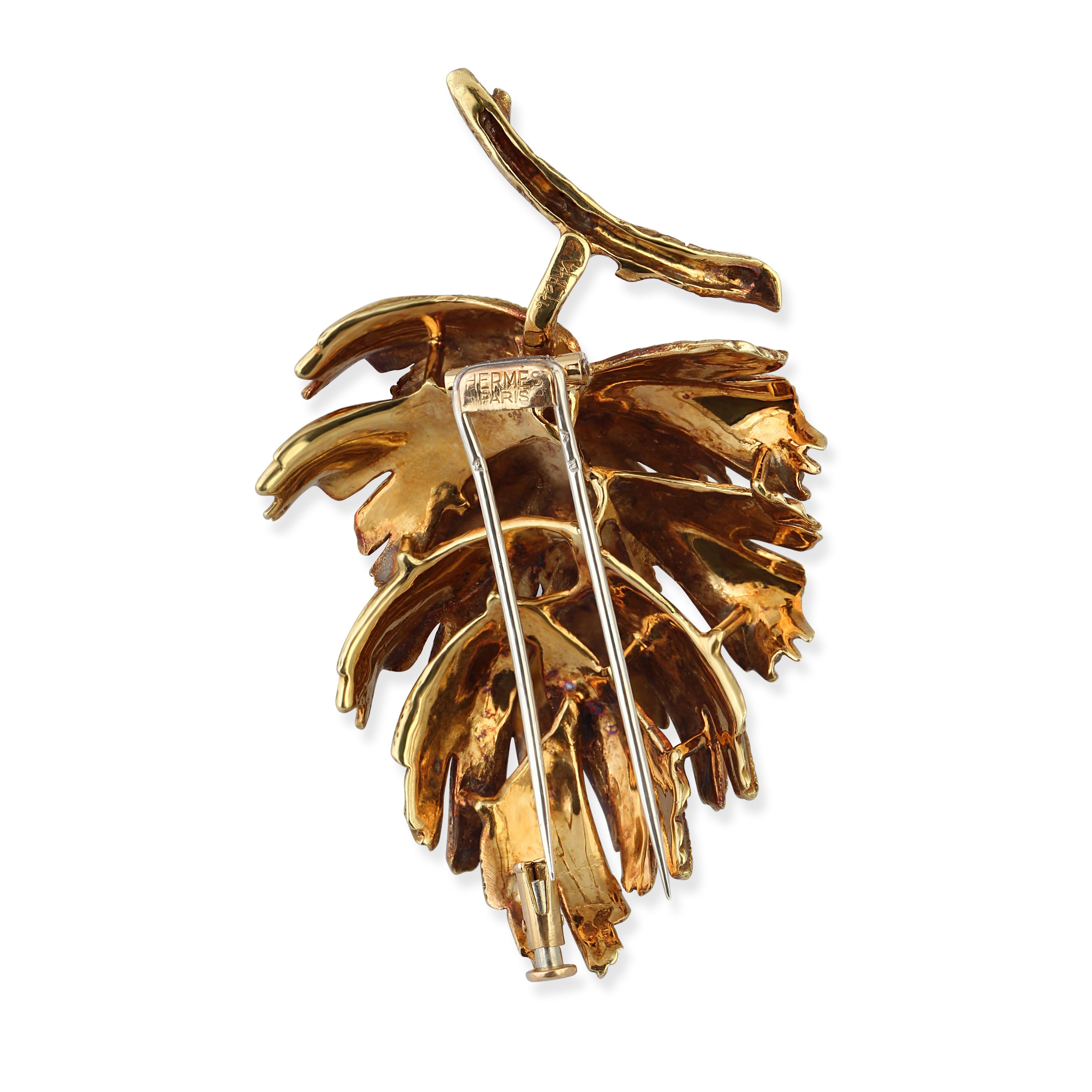 An 18k gold leaf brooch by Hermes

Length: 5.5cm
Weight: 26gr
Origin: French

