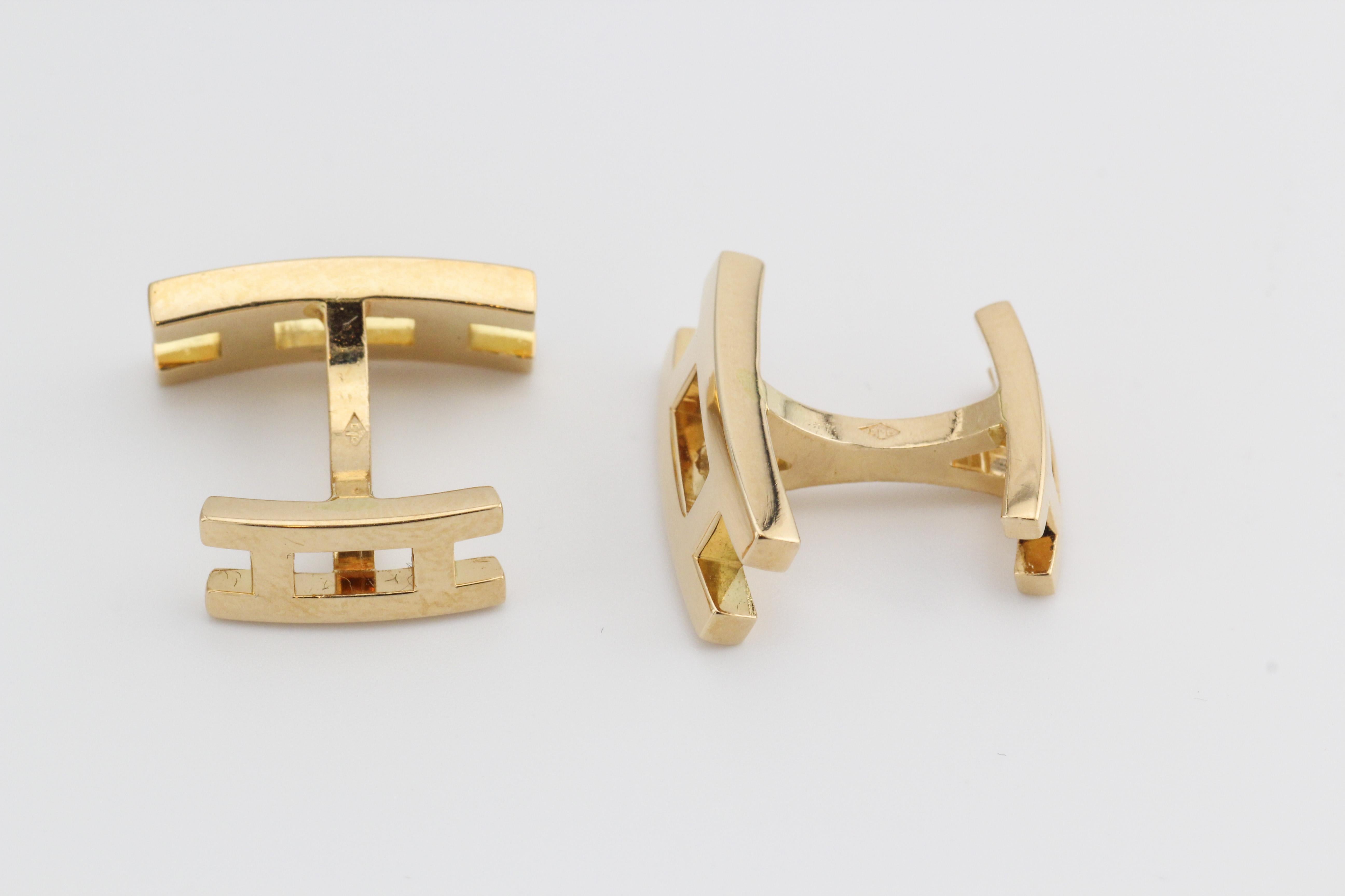 Der Inbegriff von raffinierter Eleganz und zeitloser Raffinesse: die Hermes 18k Gold Parallele Manschettenknöpfe. Diese exquisiten Manschettenknöpfe, die mit viel Liebe zum Detail gefertigt wurden, stehen für die unvergleichliche Handwerkskunst und